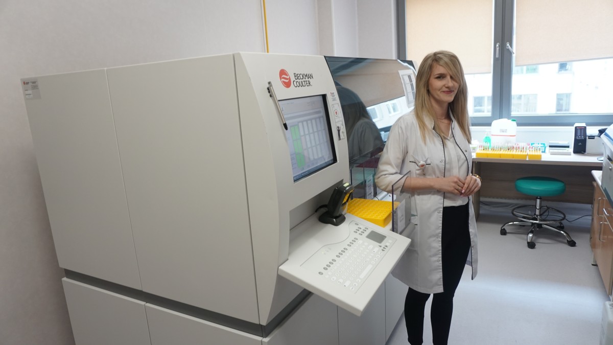 Sorter, obok pracownica 