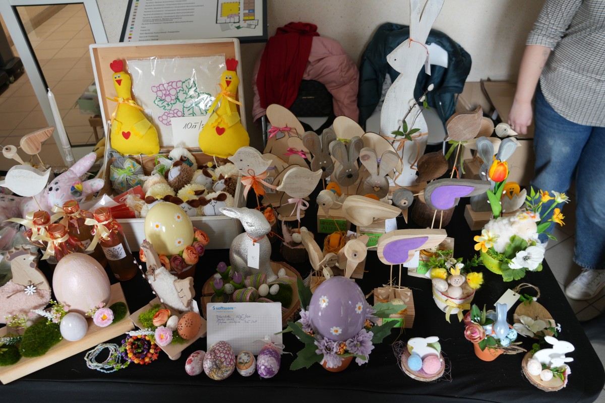 Zdjęcie stołu zastawionego ręcznierobionymi ozdobami wielkanocnymi.