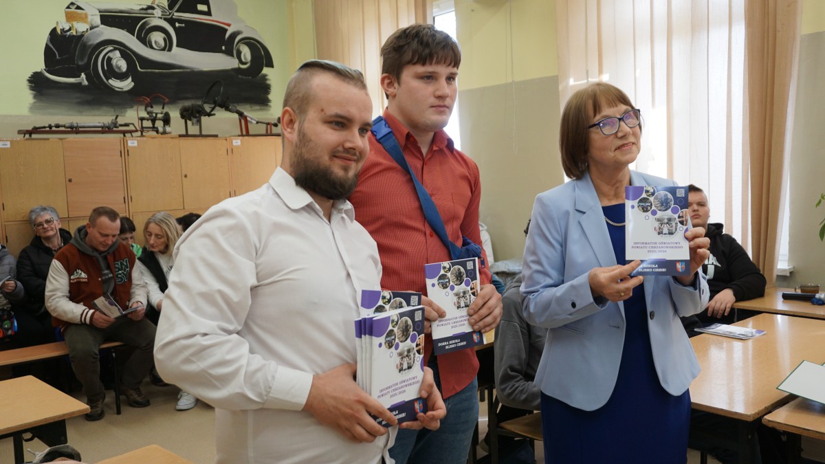 Dwóch chłopaków i kobieta z informatorami w ręku