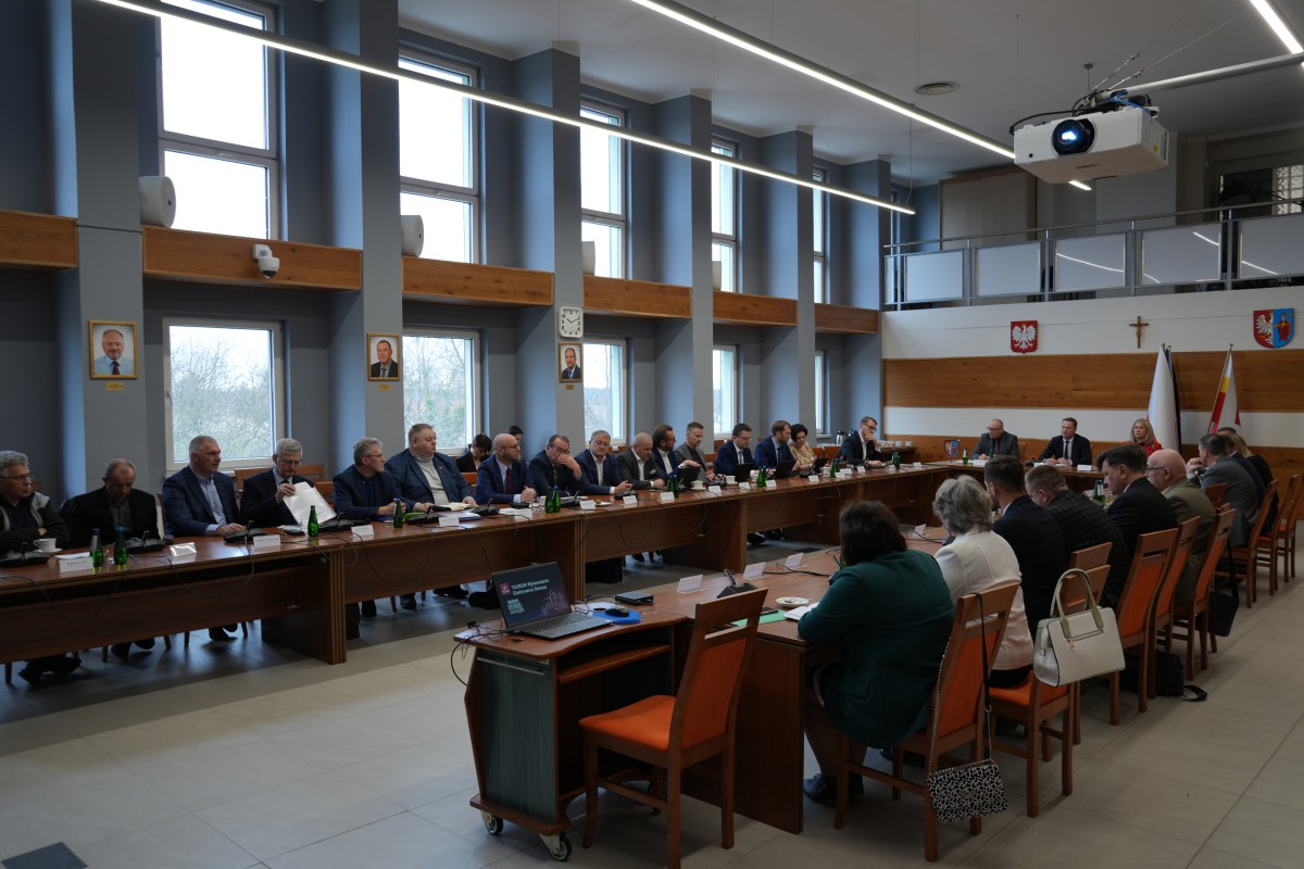 Zdjęcie kilkudziesięciu osób siedzacych przy stołach, na sali nard Starostwa Powiatowego w Chrzanowie.