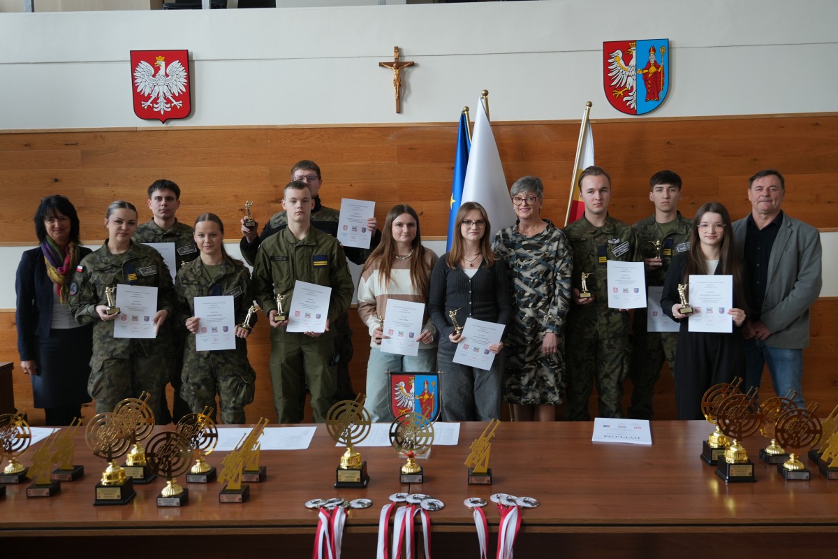 Kilkunastu uczniów pozuje do wspólnego zdjęciami z dwiema kobietami.