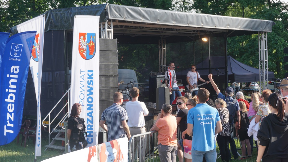 Koncert, pod sceną publiczność 