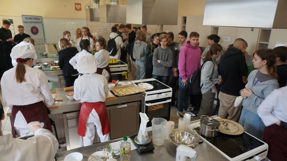 Praocownia gastronomiczna, w niej dużo młodzieży