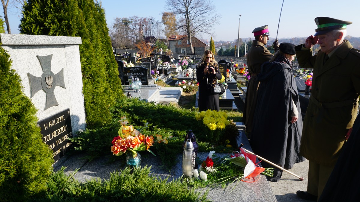 Starszy mężczyzna w mundurze salutuje przed Grobem Nieznanego Żołnierza 