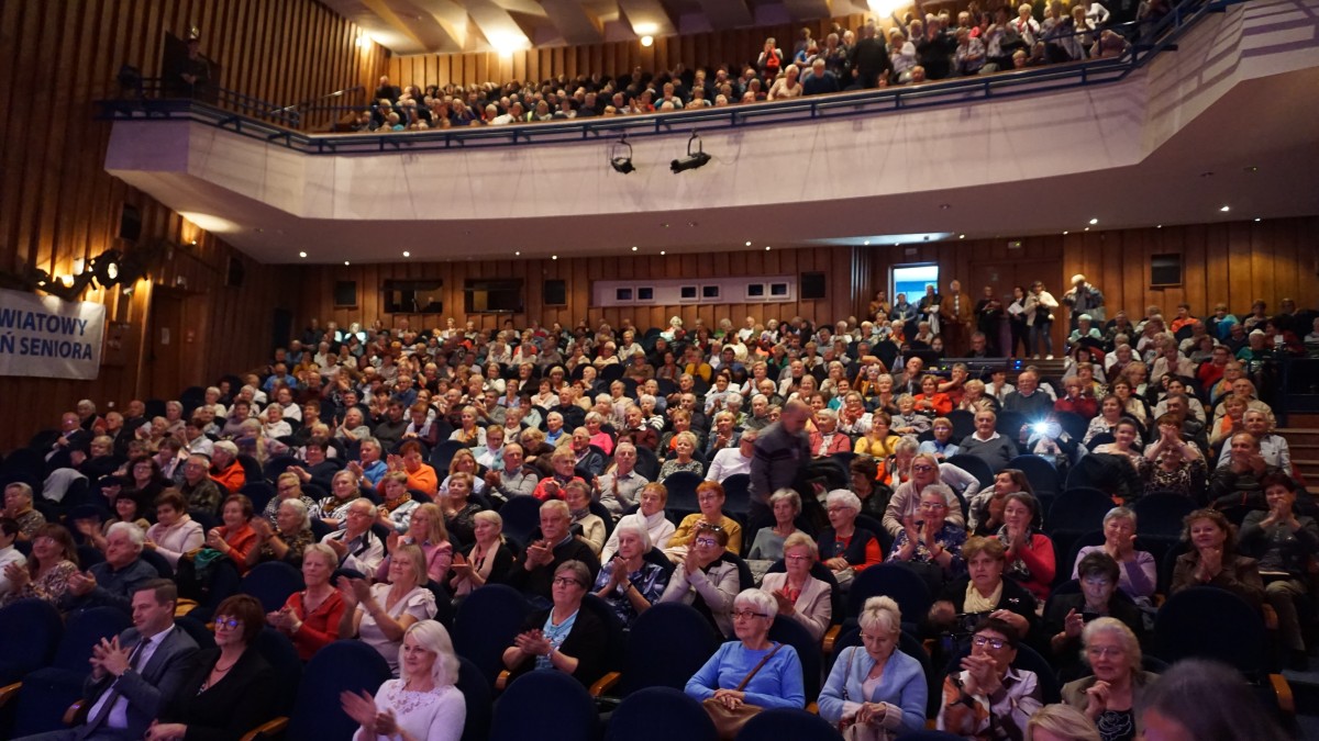 Sala zapełniona przez seniorów 