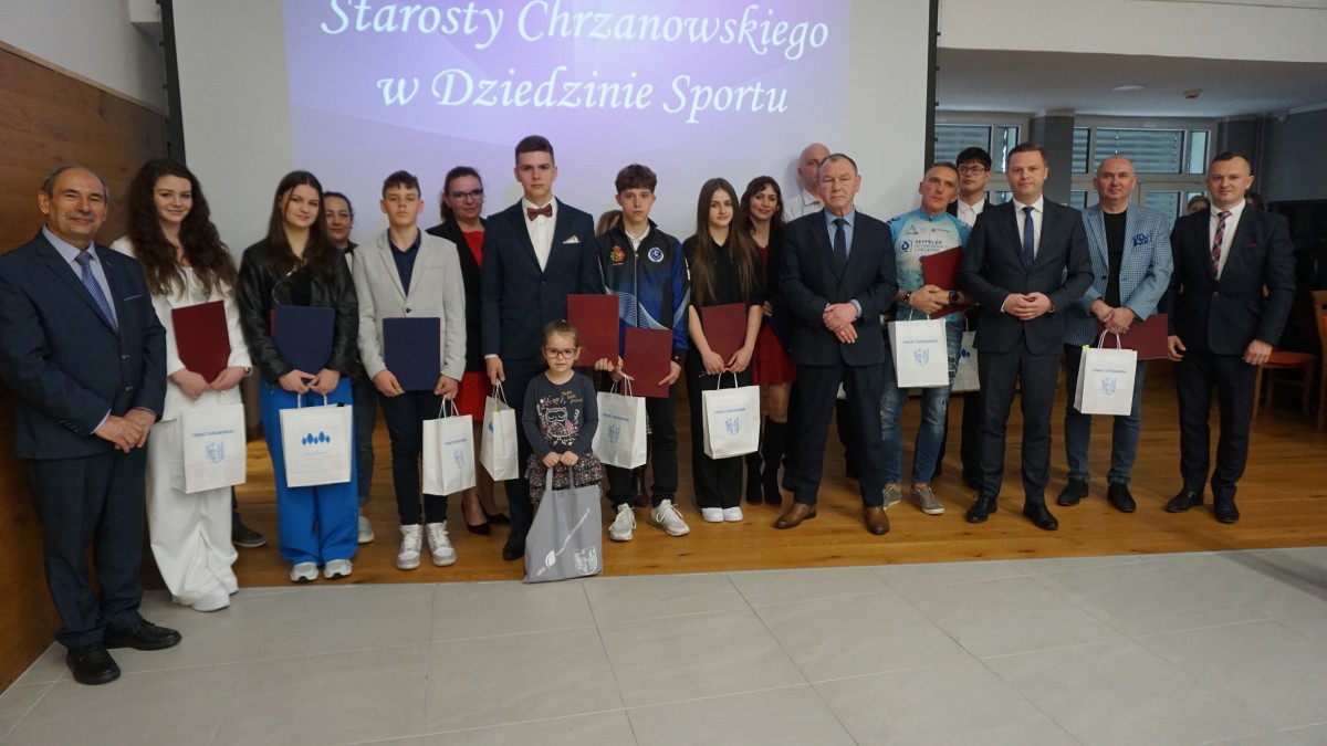 ZDJECIE GRUPOWE, LAUREACJI NAGRÓD STAROSTY CHRZANOWSKIEGO ZE STAROSTA WICESTAROSTĄ PRZEWDONICZĄCYM I WICEPRZEWODNICZĄCYM RADY POWIATU 