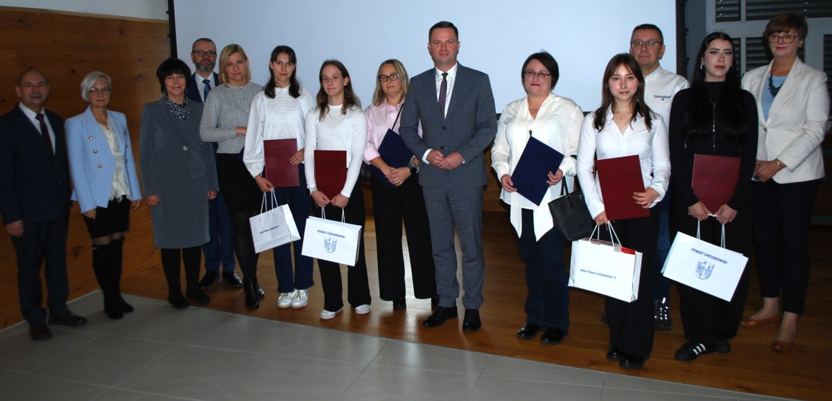 Zdjęcie zbiorowe: laureatki z rodzicami i nauczycielami 