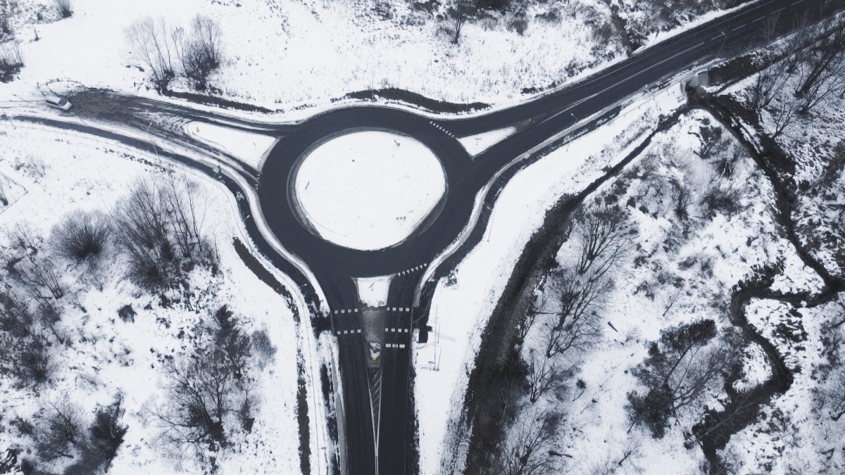 Zdjęcie z lotu ptaka przestawiające rondo i drogi prowadzące do ronda