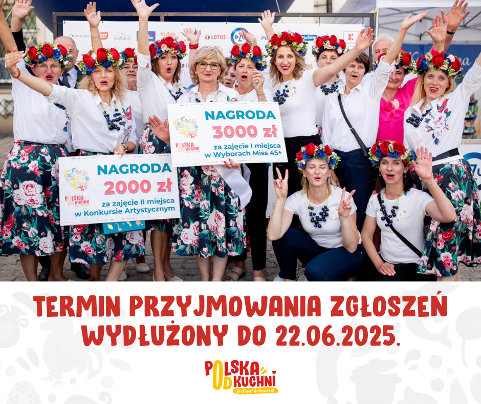 Zdjęcie kilunastu kobiet. Wiele z nich macha rękami i ma wianki na głowie, dwie z nich trzymają duże czeki.