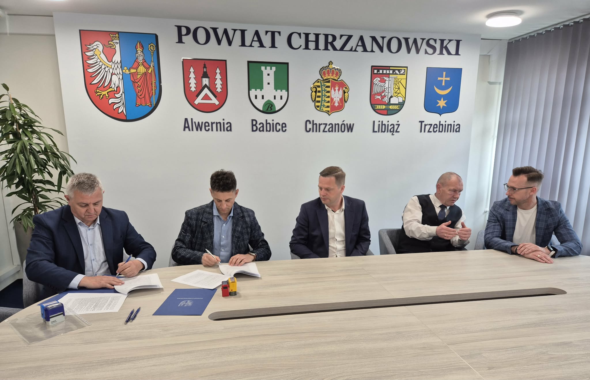 Mężczyźni podpisują umowę