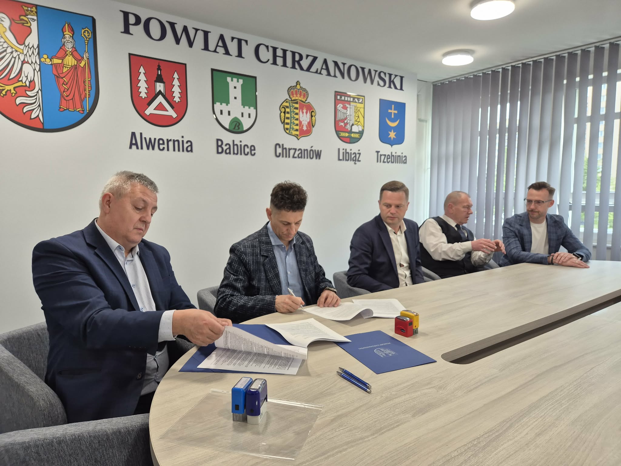 Mężczyźni podpisują umowę