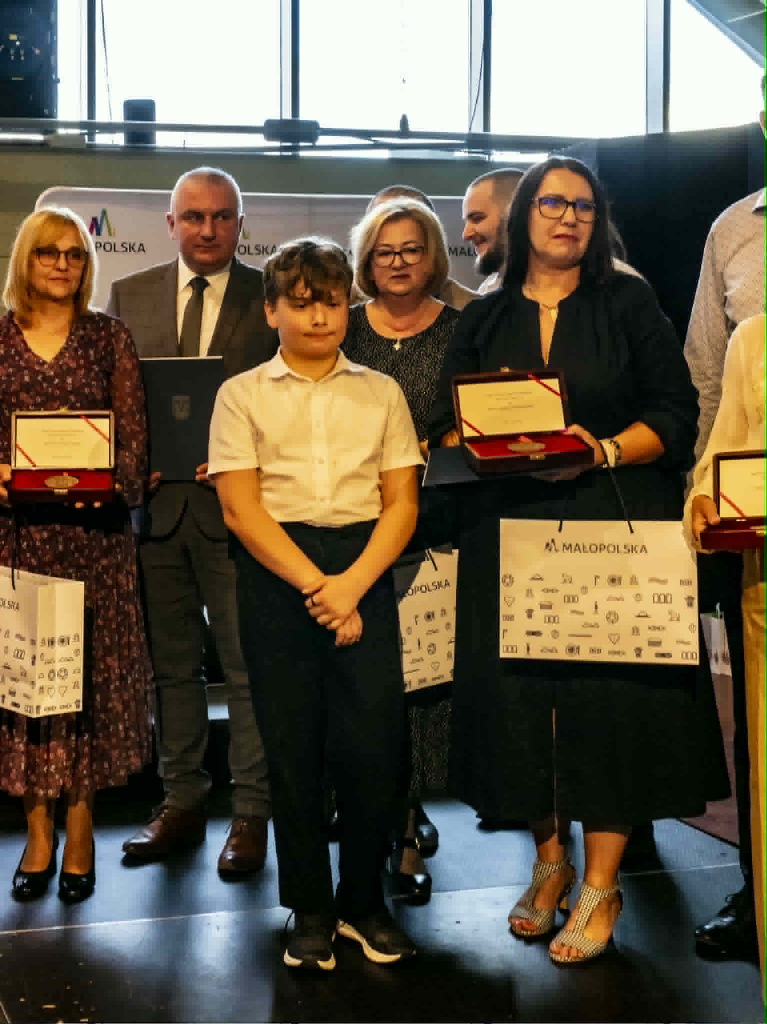 Dzieci i dorośli z rodzin zastępczych pozują do zdjęcia