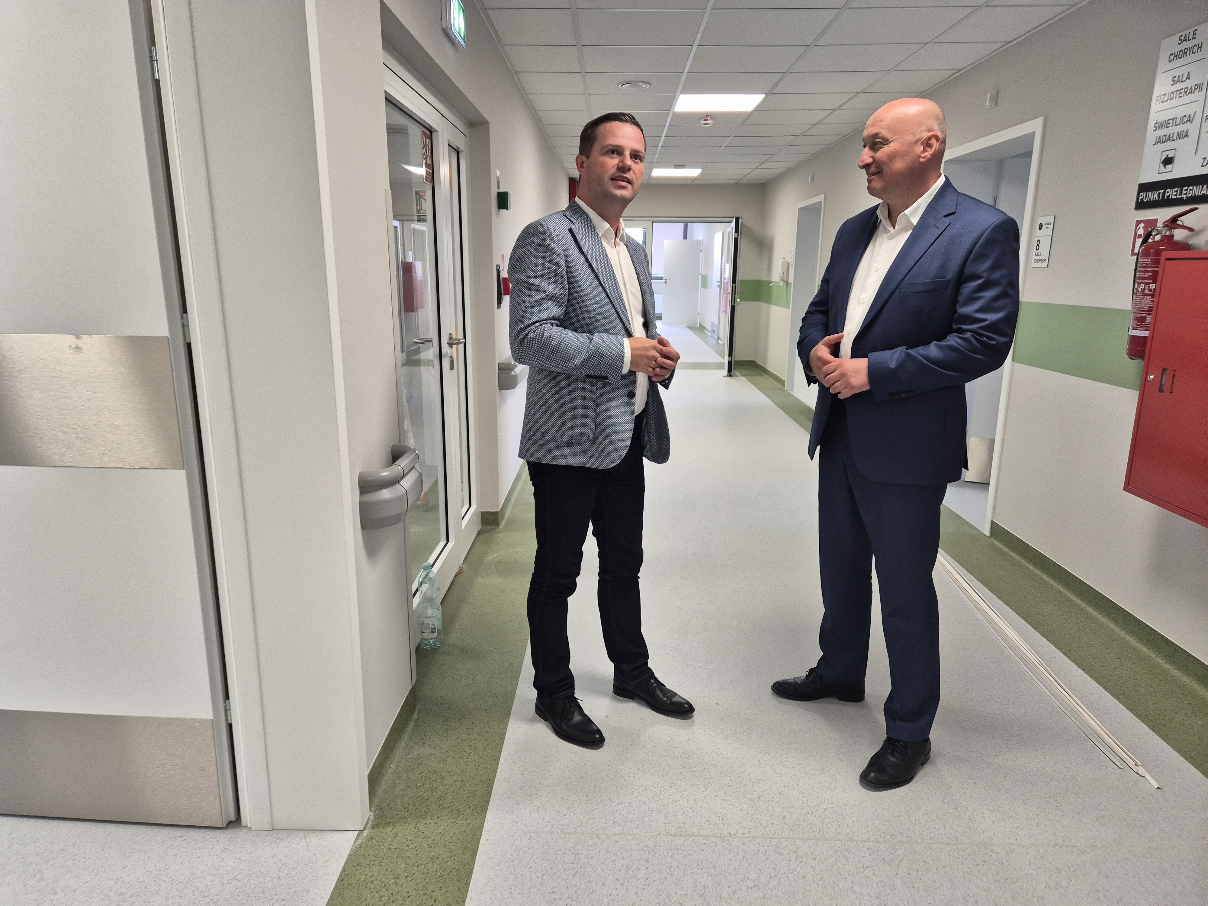 zdjęcie przedstawia Bartłomieja Gębalę, Starostę Chrzanoskiego oraz Artura Baranowskiego, dyrektora Szpitala Powiatowego w Chrzanowie 