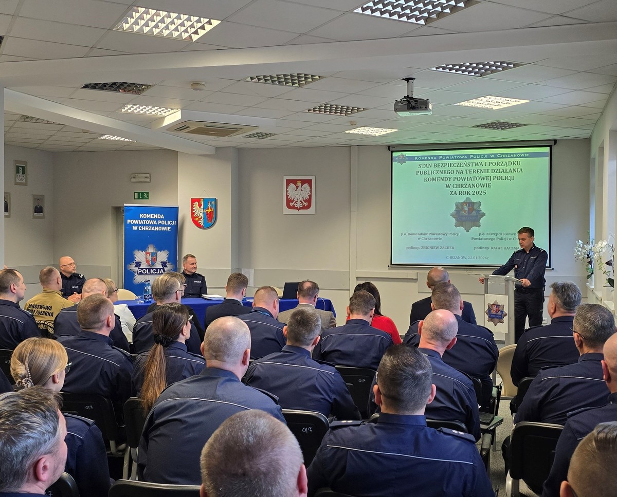 Zdjęcie kiludziesięciu osób na sali konferencyjnej.