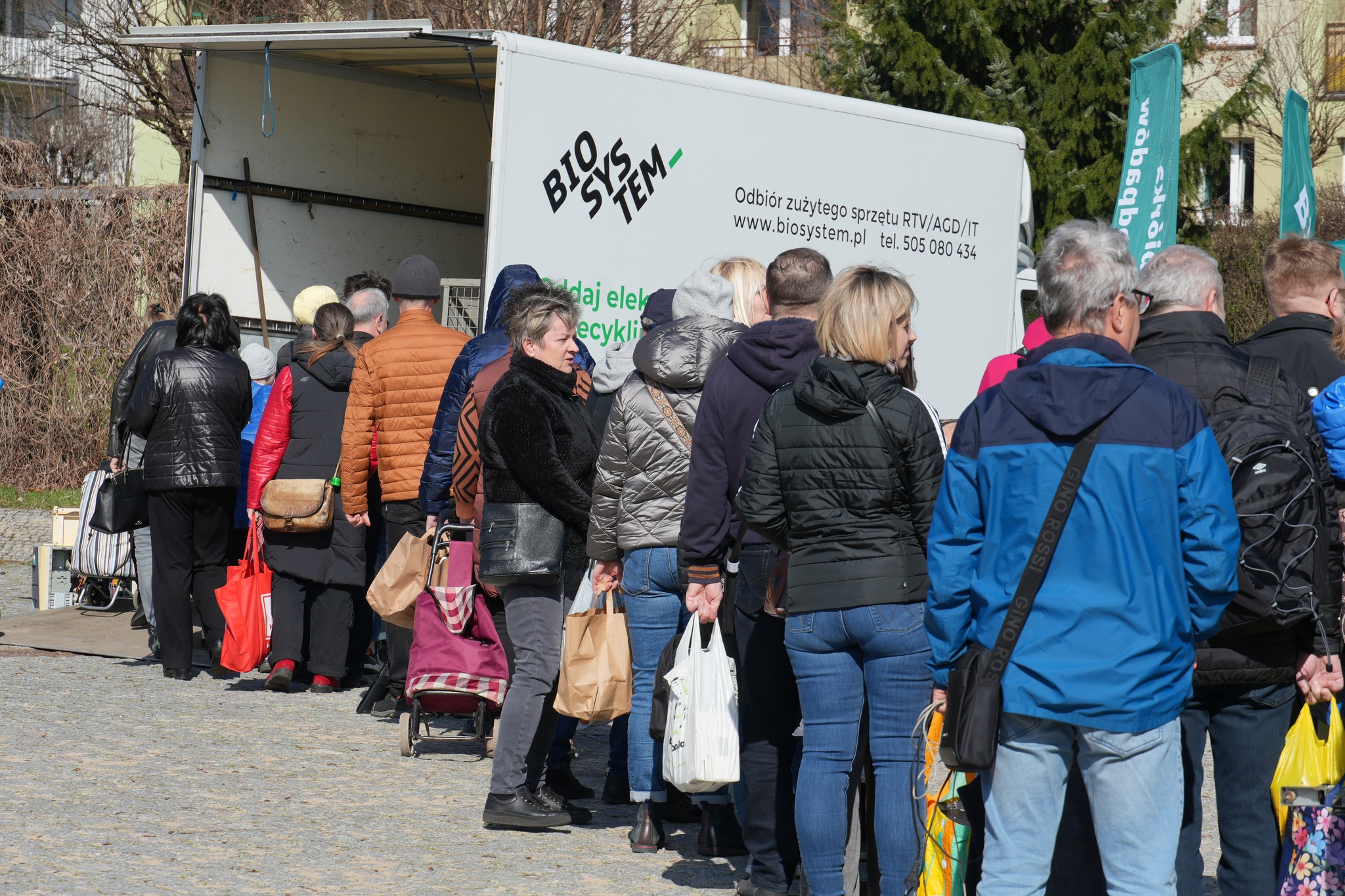 Kolejka osób oddająca sprzęt elektroniczny 