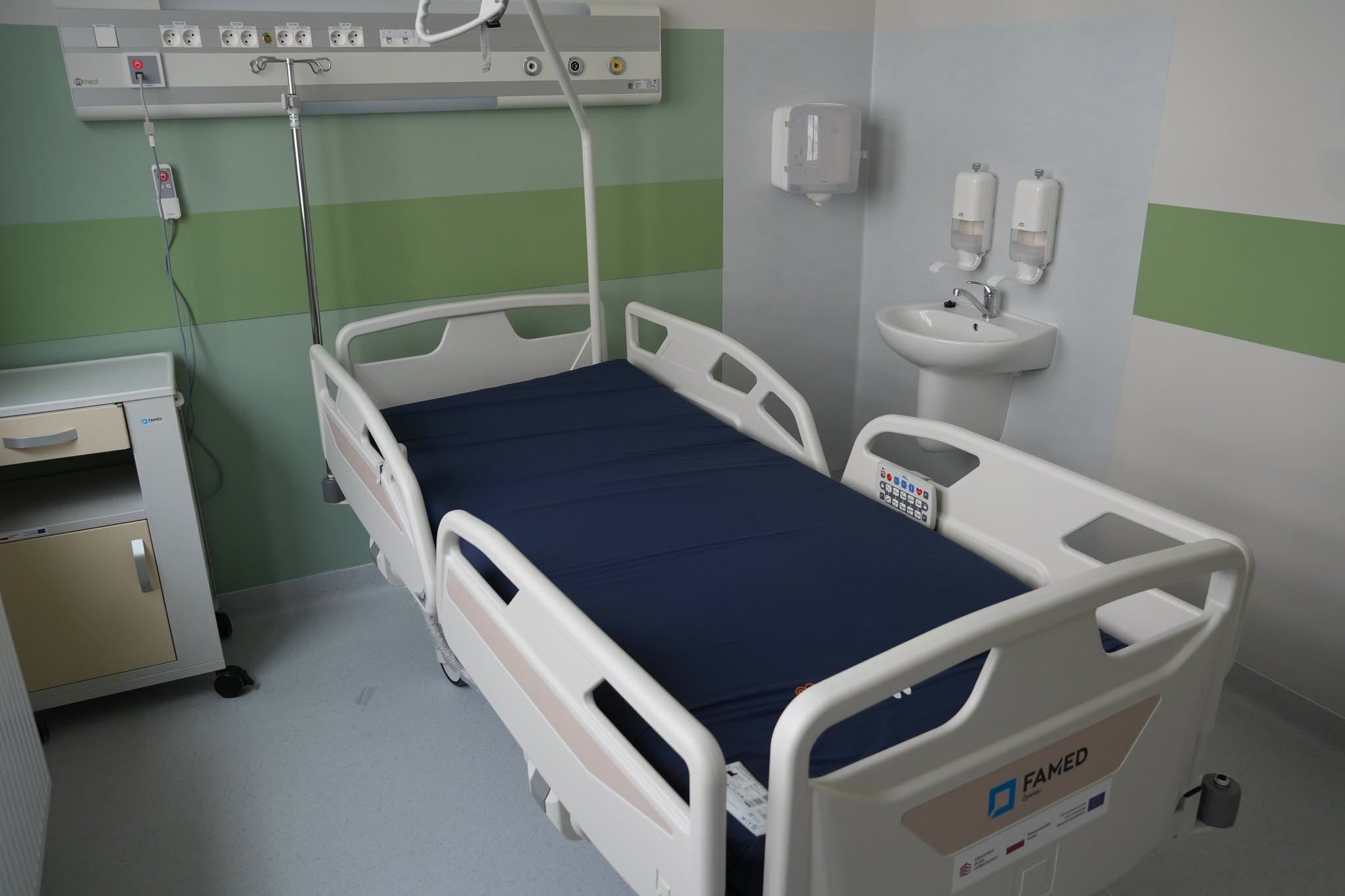zdjęcie przedstawia salę i łóżka w ZOL-u