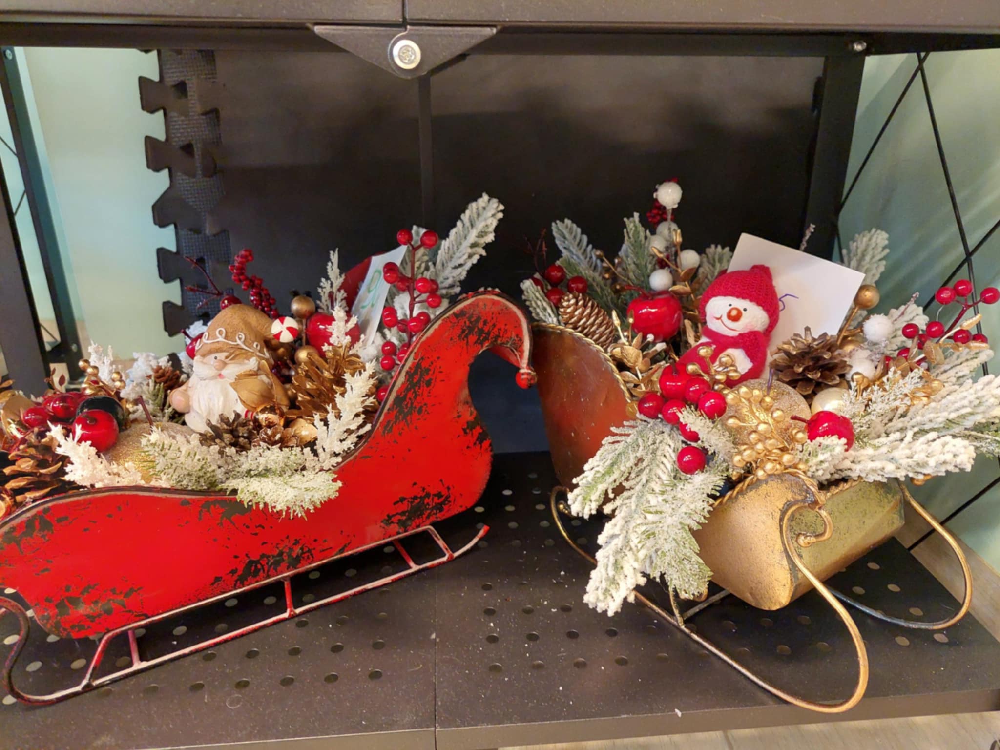 Zdjęcie ozdób świątecznych na stole i na półkach.