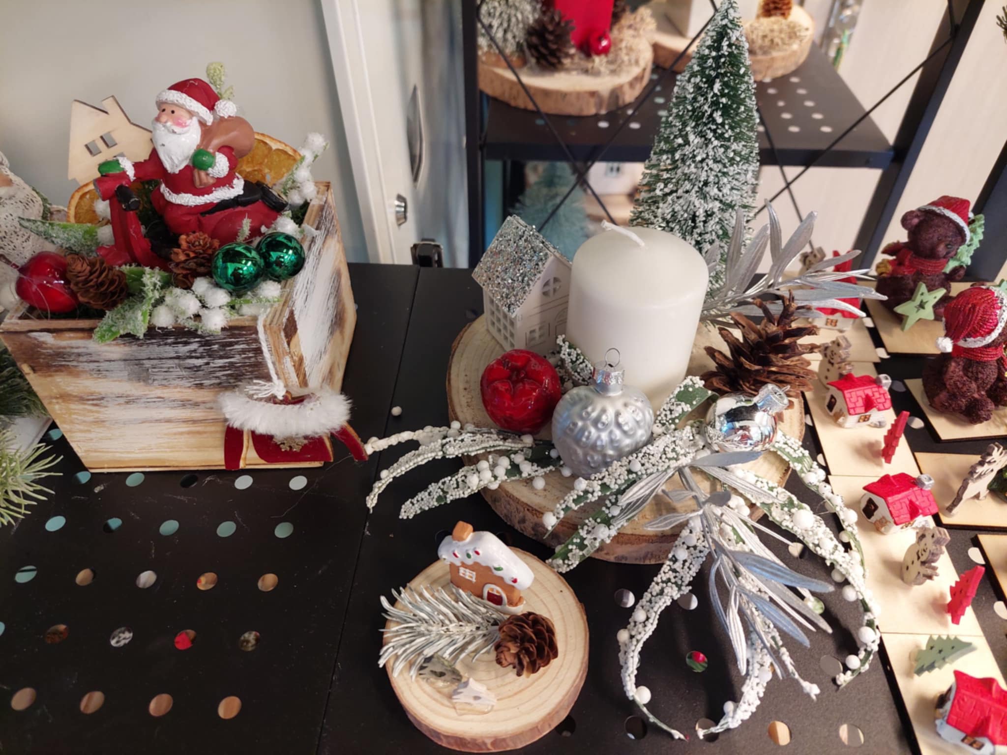 Zdjęcie ozdób świątecznych na stole i na półkach.