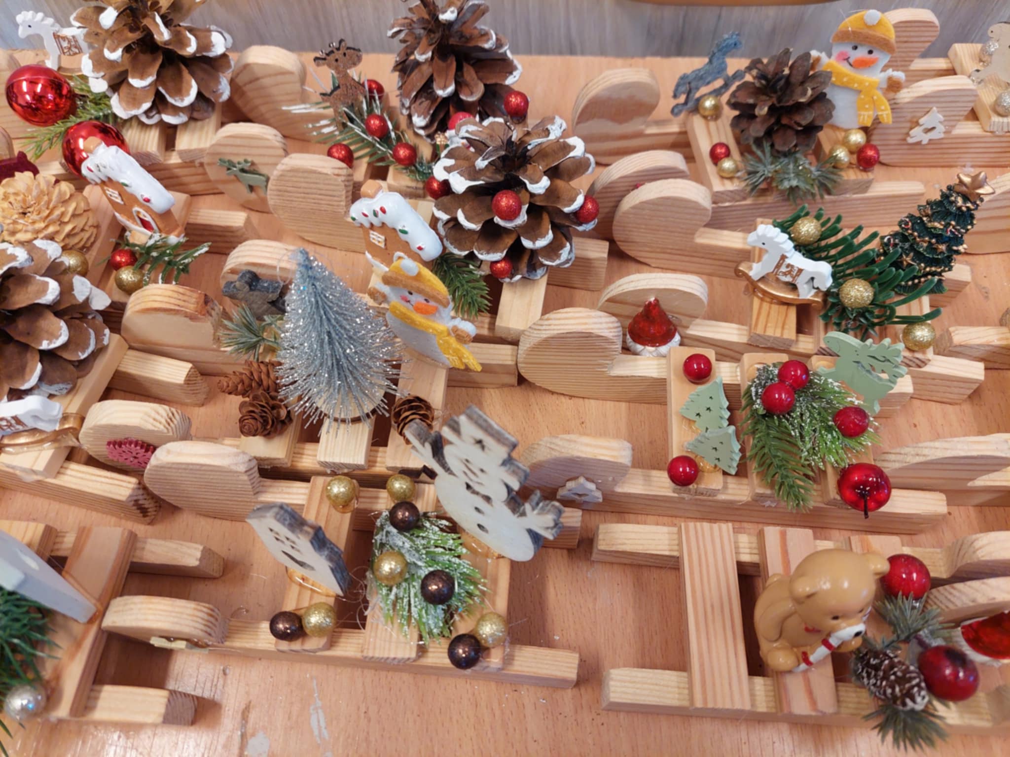 Zdjęcie ozdób świątecznych na stole i na półkach.