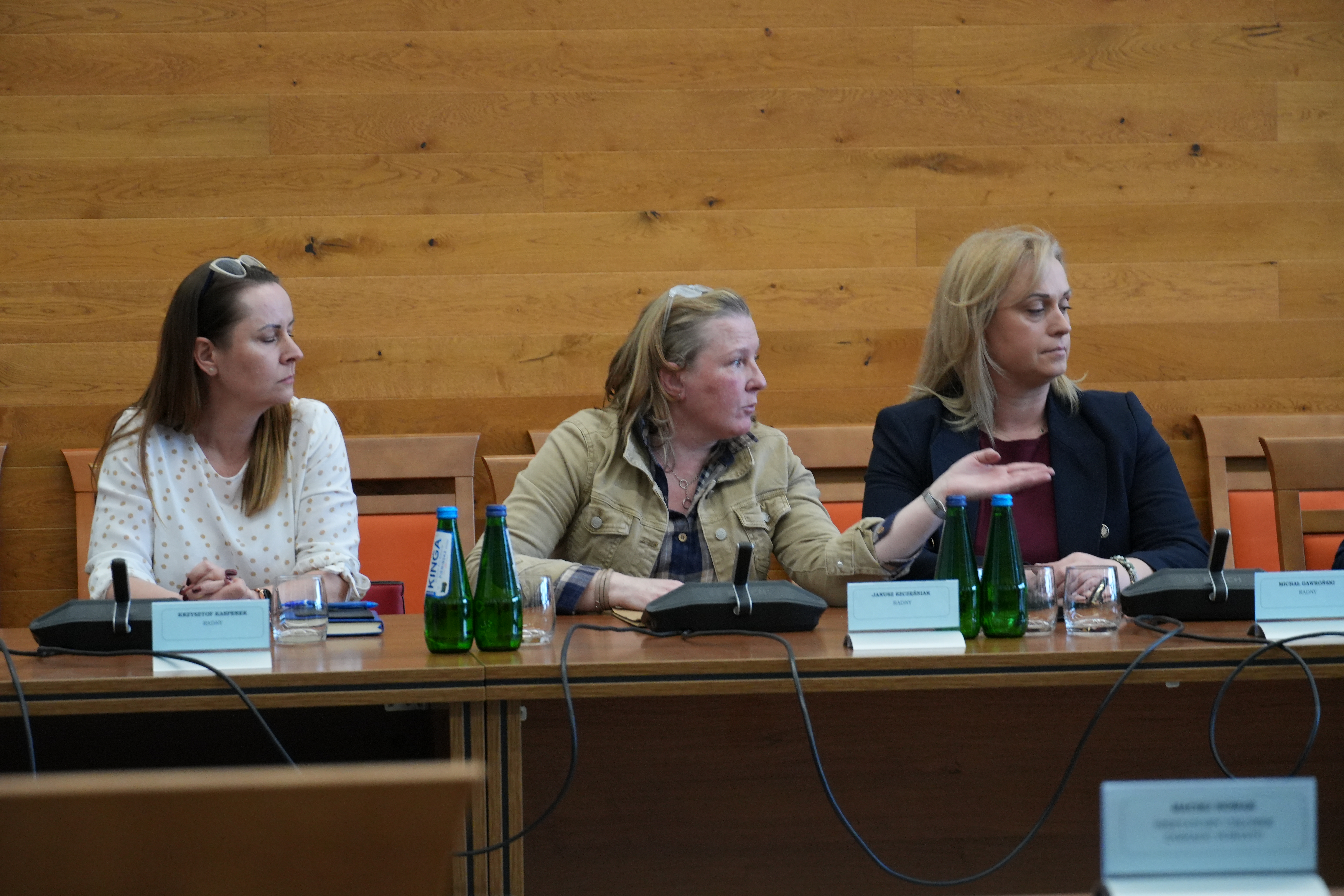 Zdjęcie kilkudziesięciu osób na sali narad siedzących przy stołach