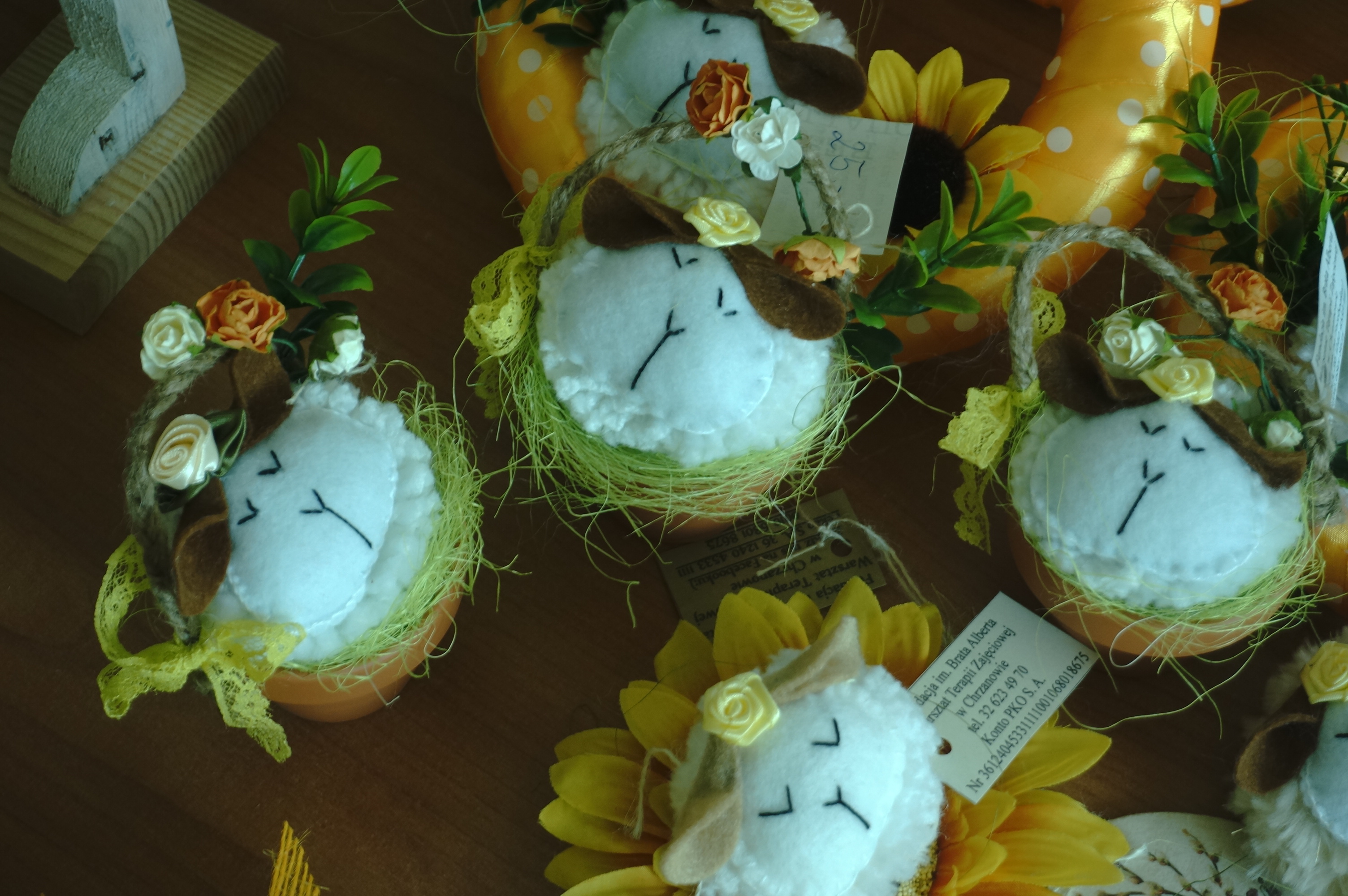 Zdjęcie wystawionych prac z rękodzieła na korytarzu wewątrz budynku