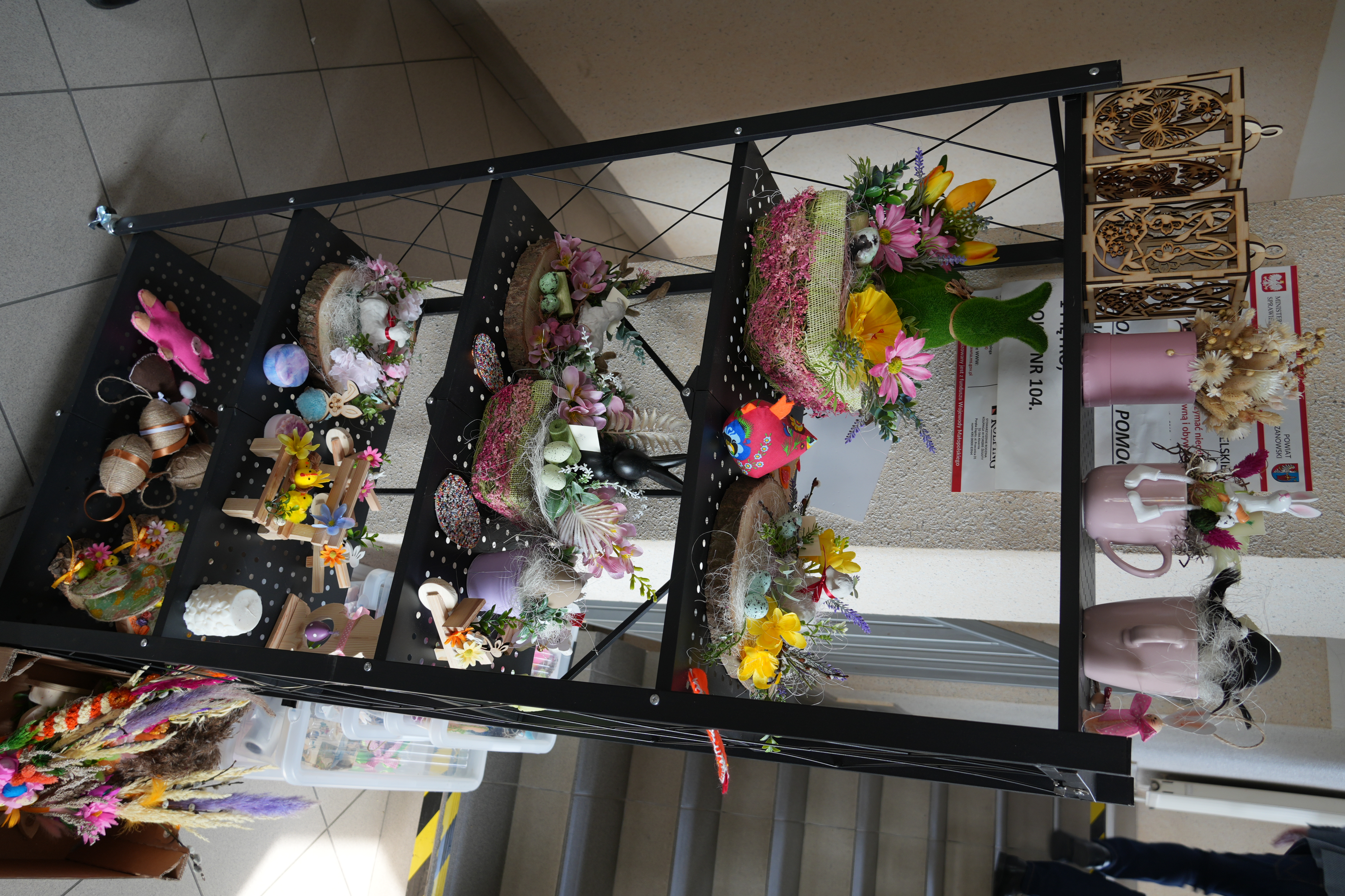 Zdjęcie regału, na którym znajdują się ozdoby świąteczne.