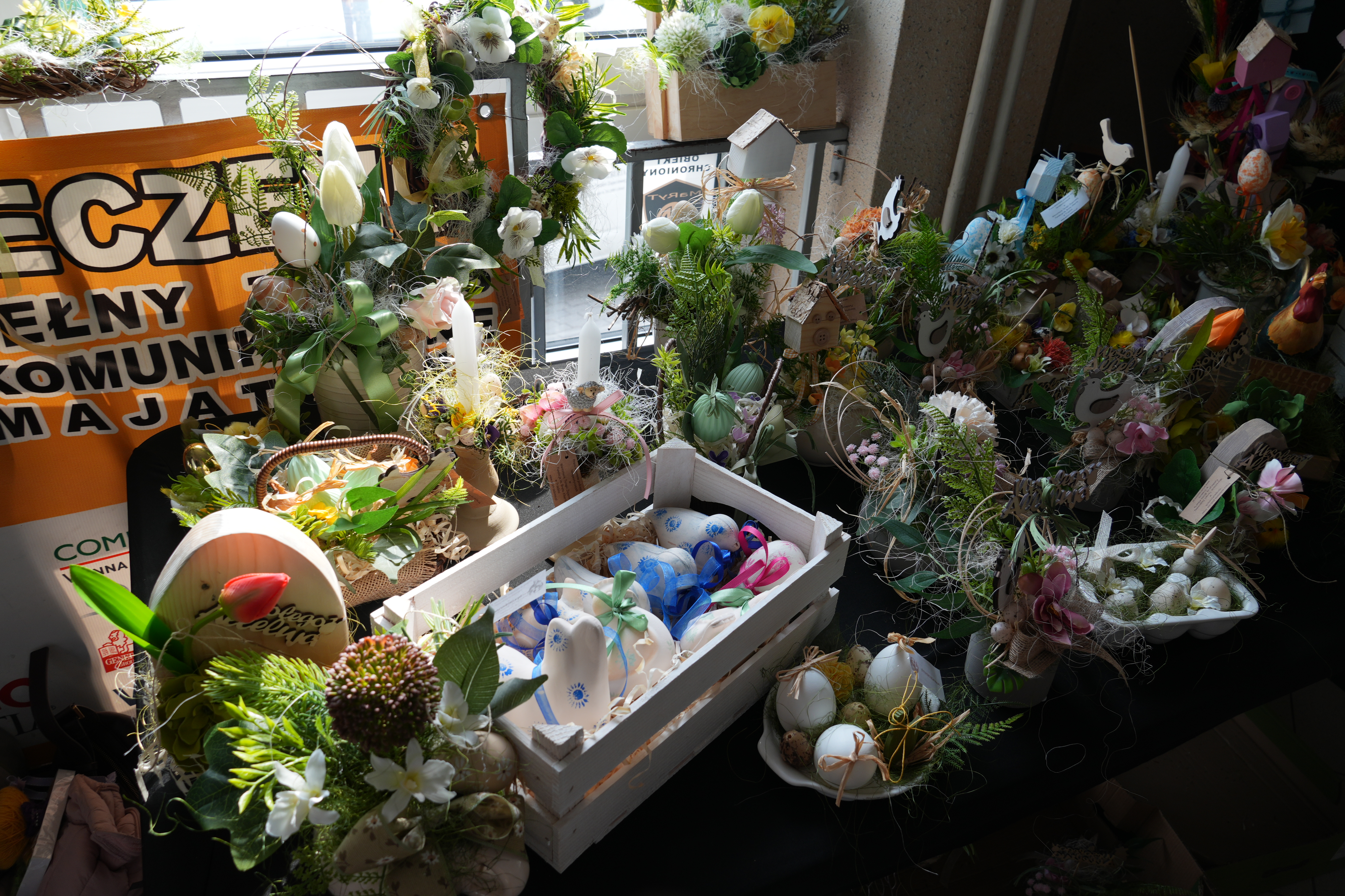 Zdjęcie stoły, na którym znajdują się ozdoby świąteczne.