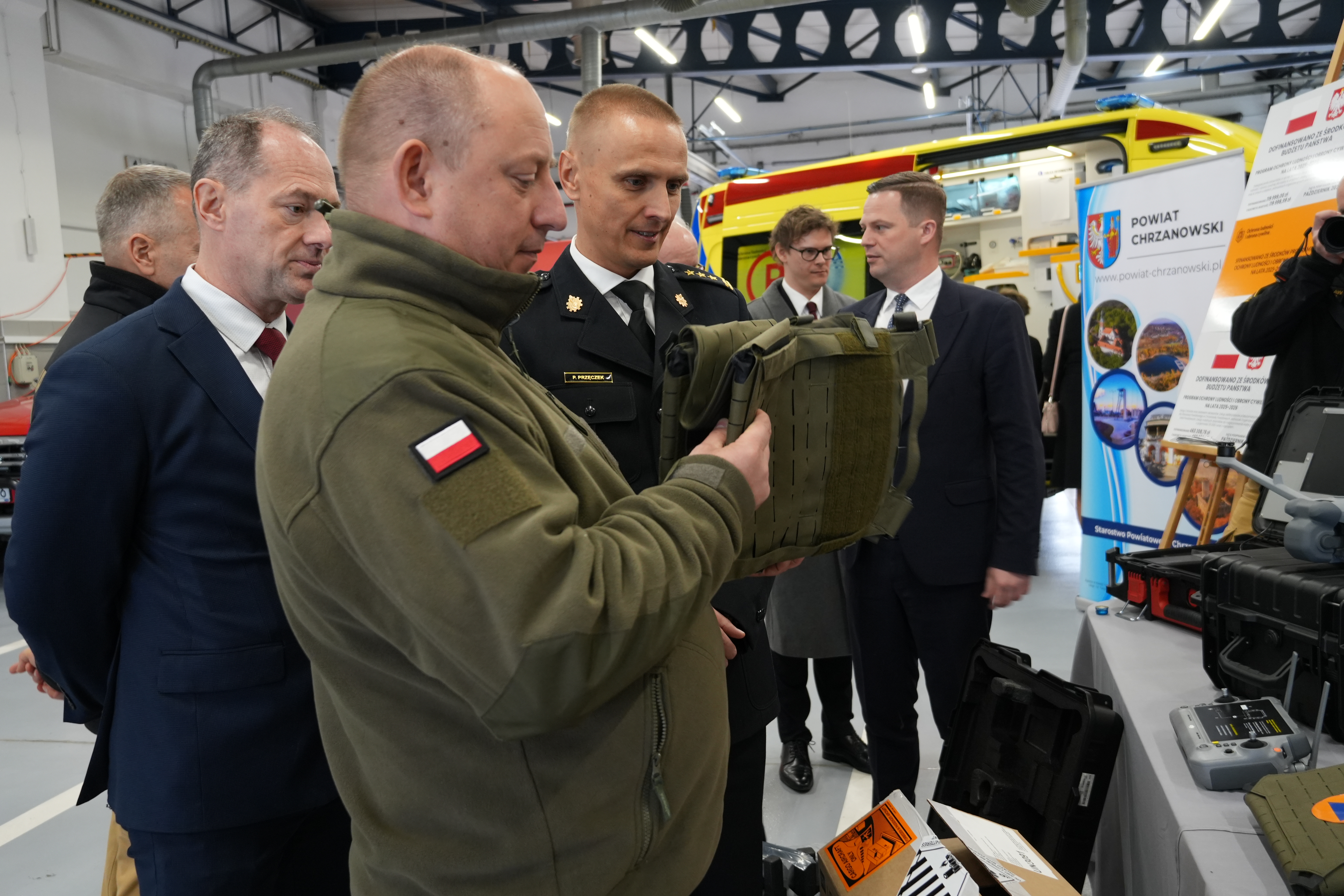 Grupa osób ogląda hełmy dla ratowników 