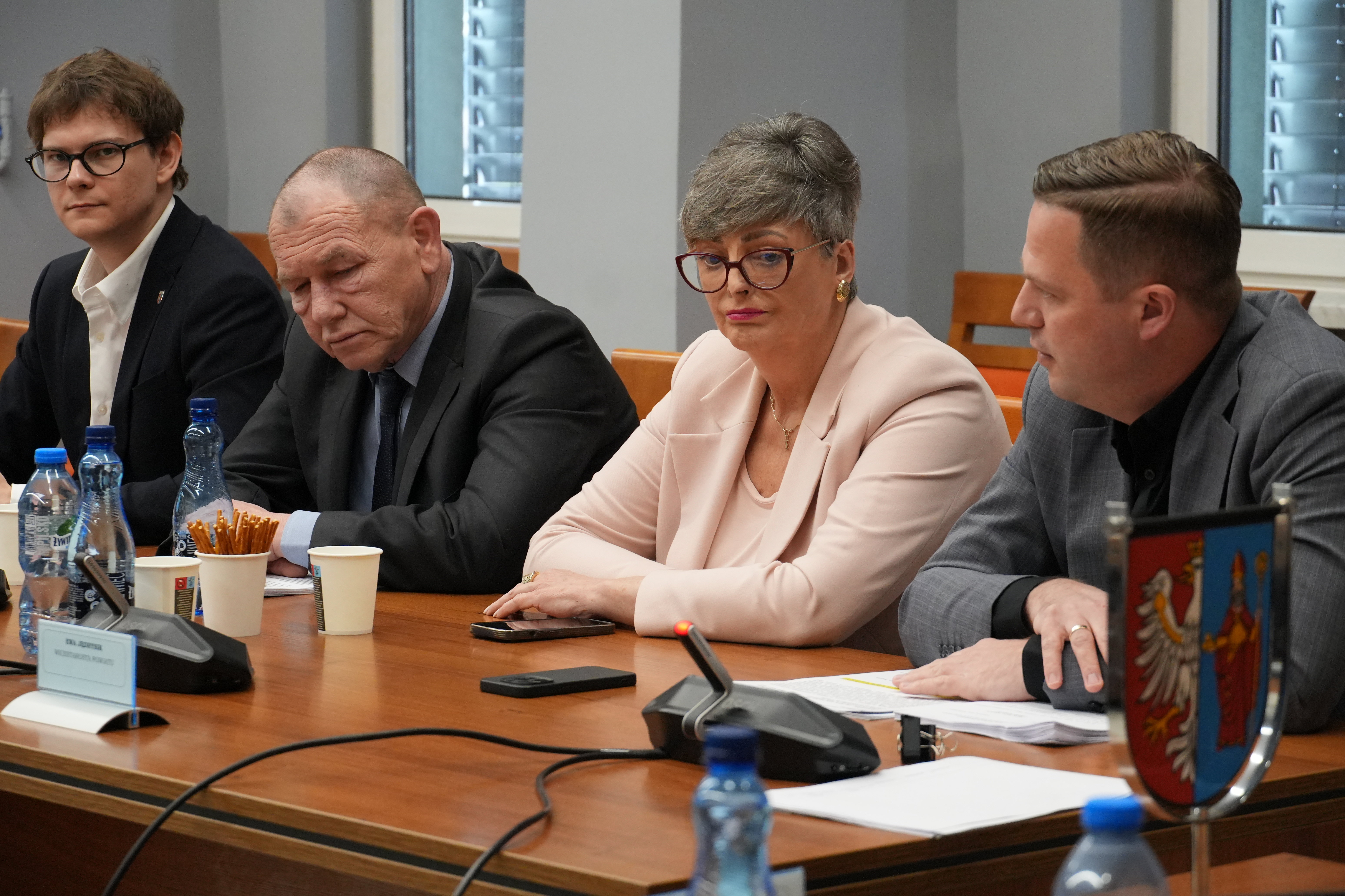 Uczestnicy sesji przy stole 