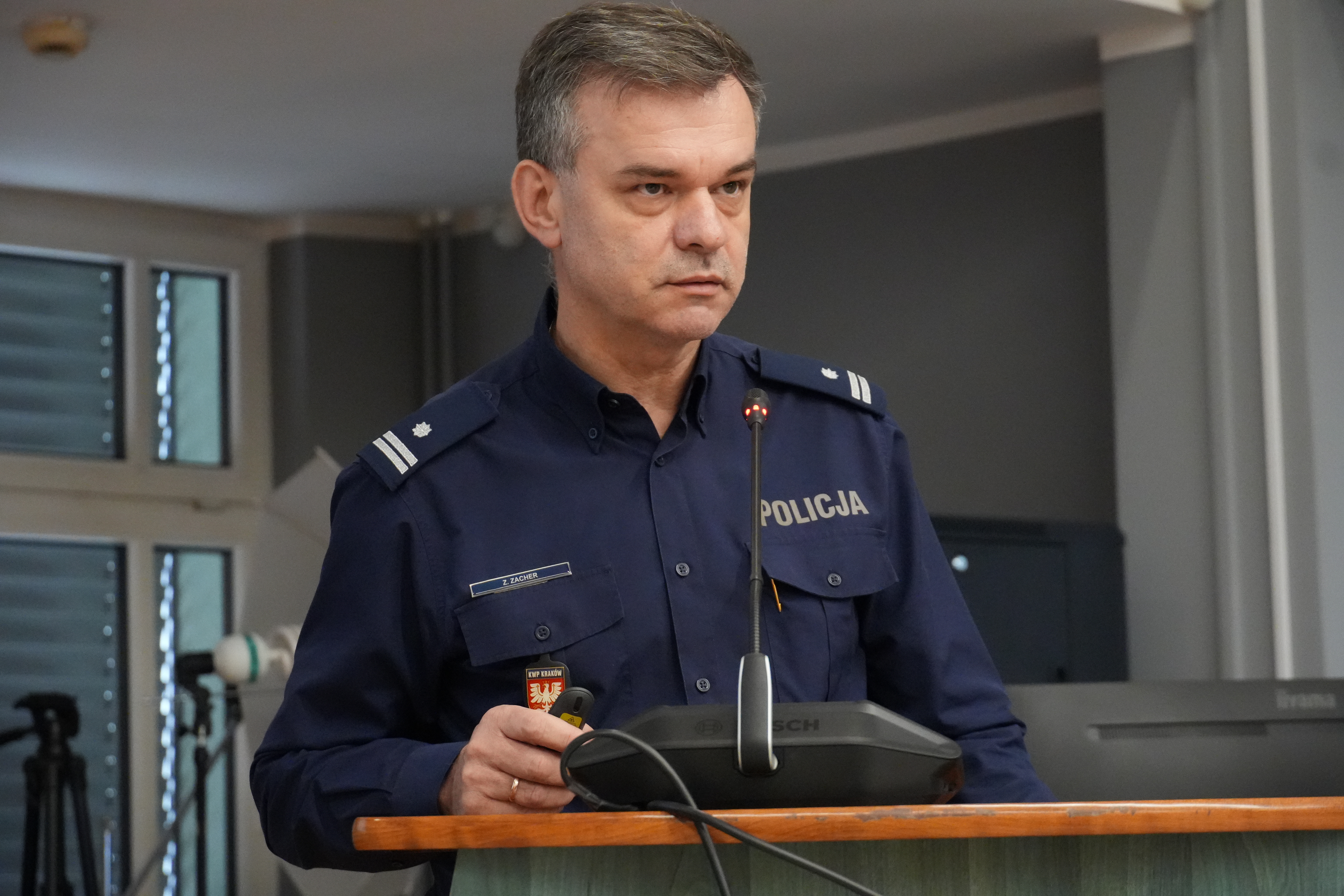 Policjant przy mównicy 