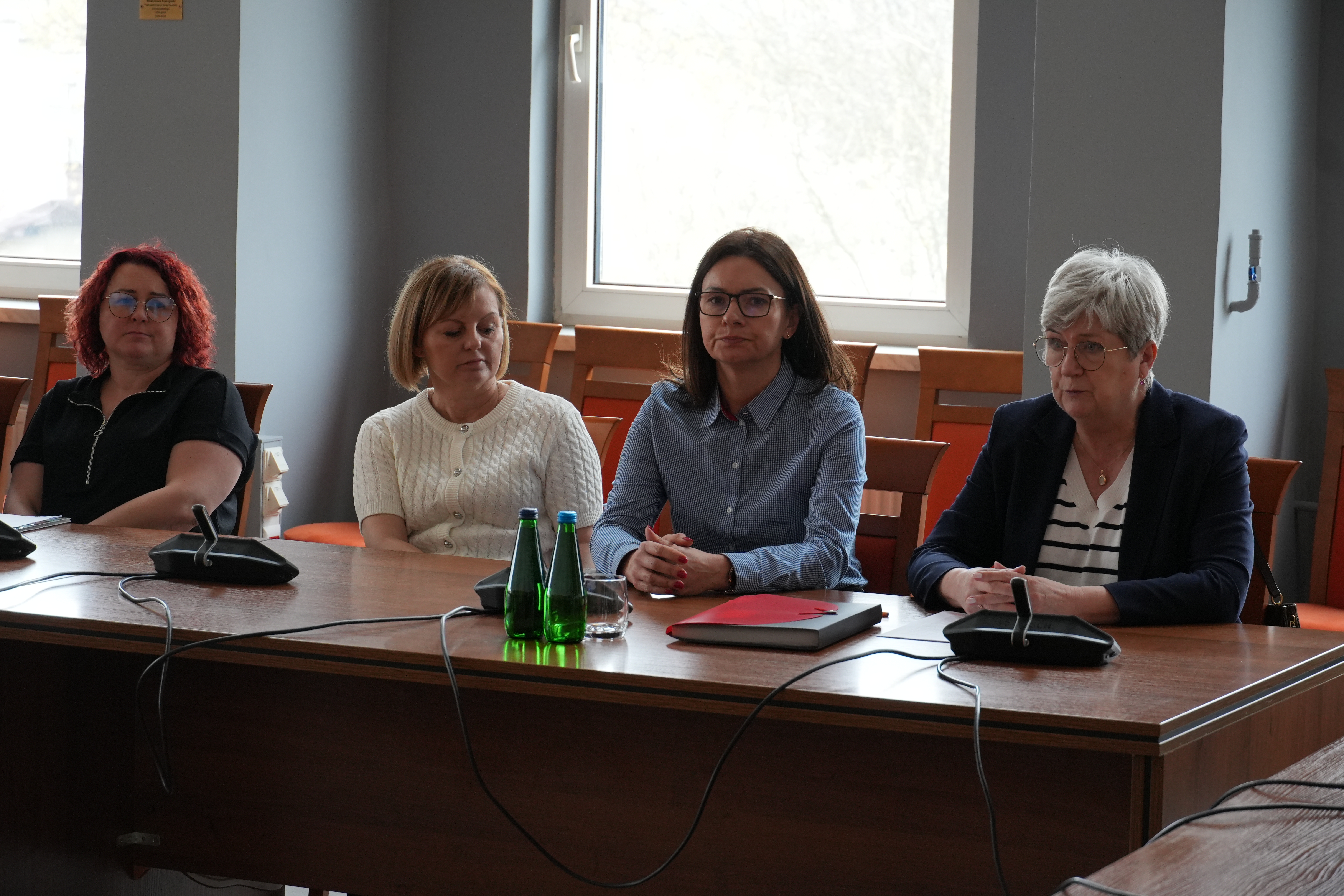 Zdjęcie kilkudziesięciu osób na sali narad siedzących przy stołach