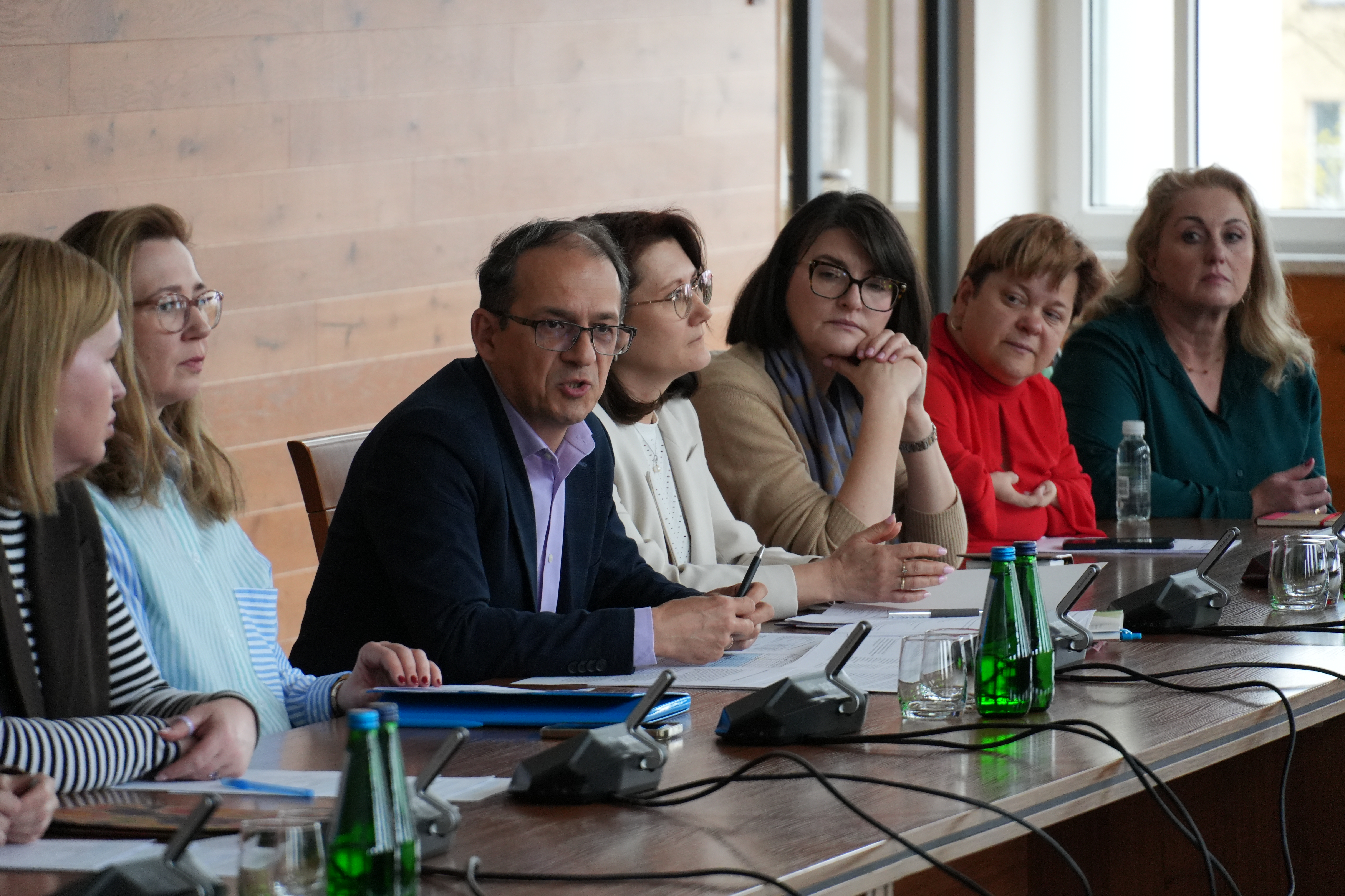 Zdjęcie kilkudziesięciu osób na sali narad siedzących przy stołach