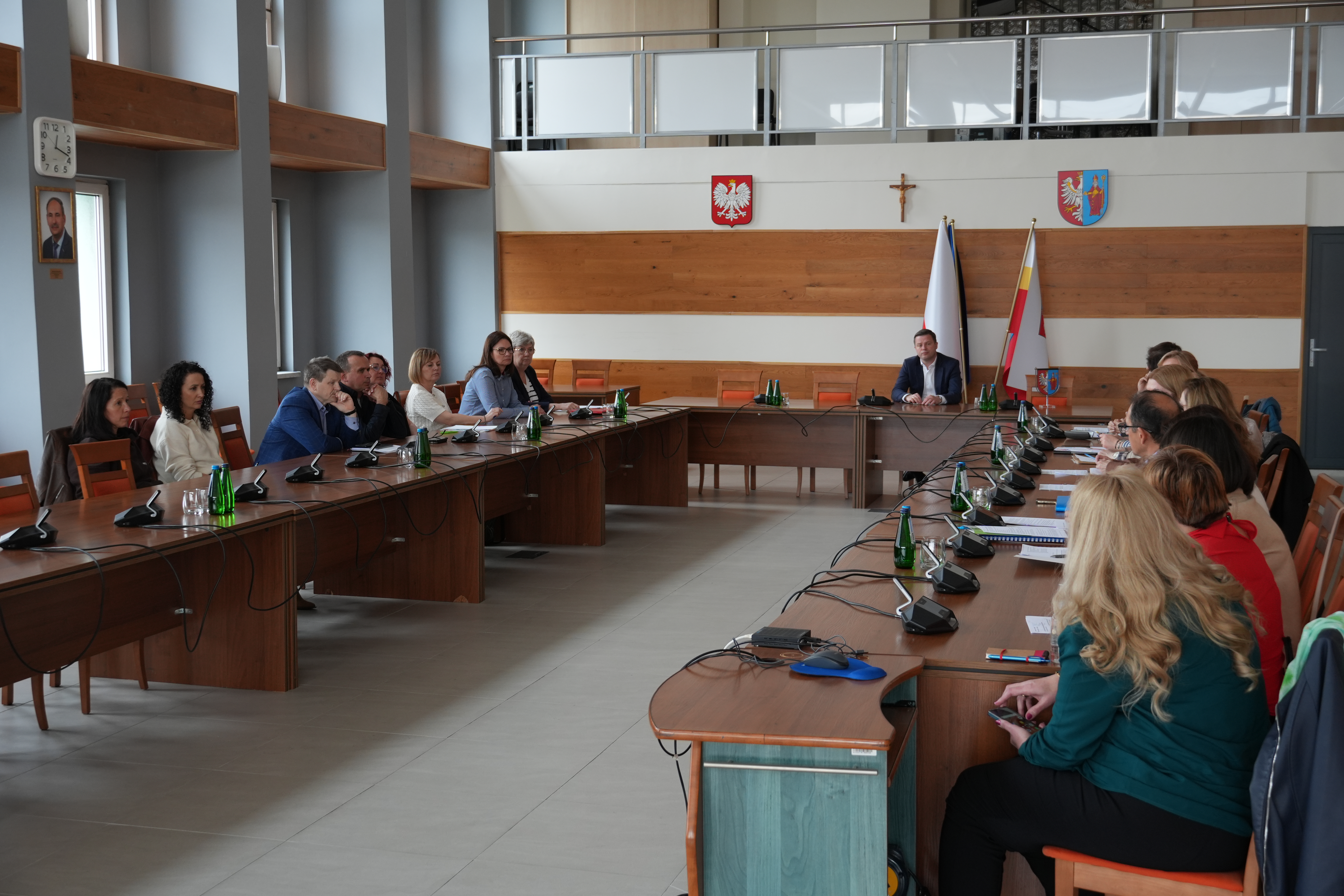 Zdjęcie kilkudziesięciu osób na sali narad siedzących przy stołach