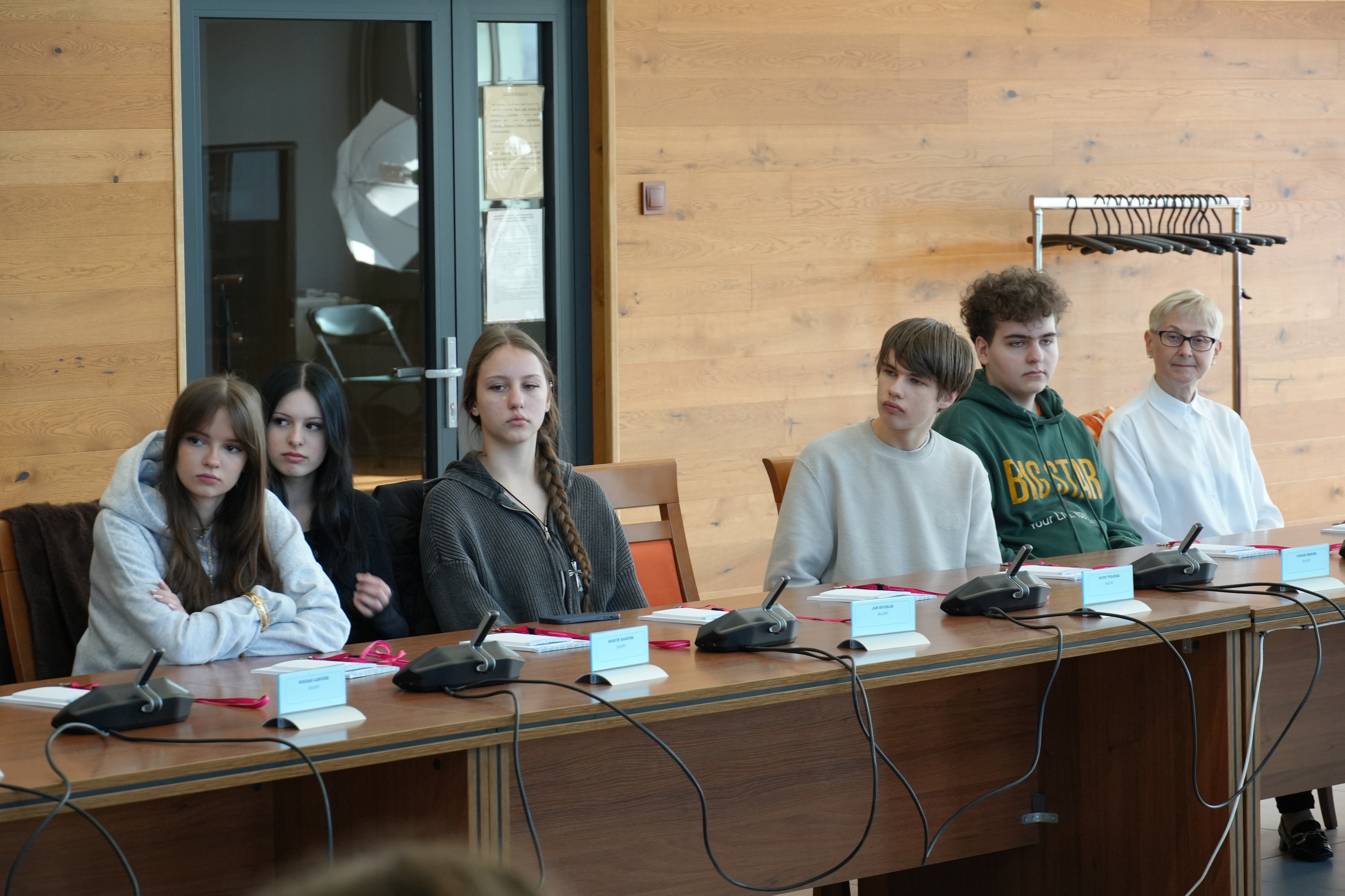 Zdjęcie kilku uczniów siedzących przy stole