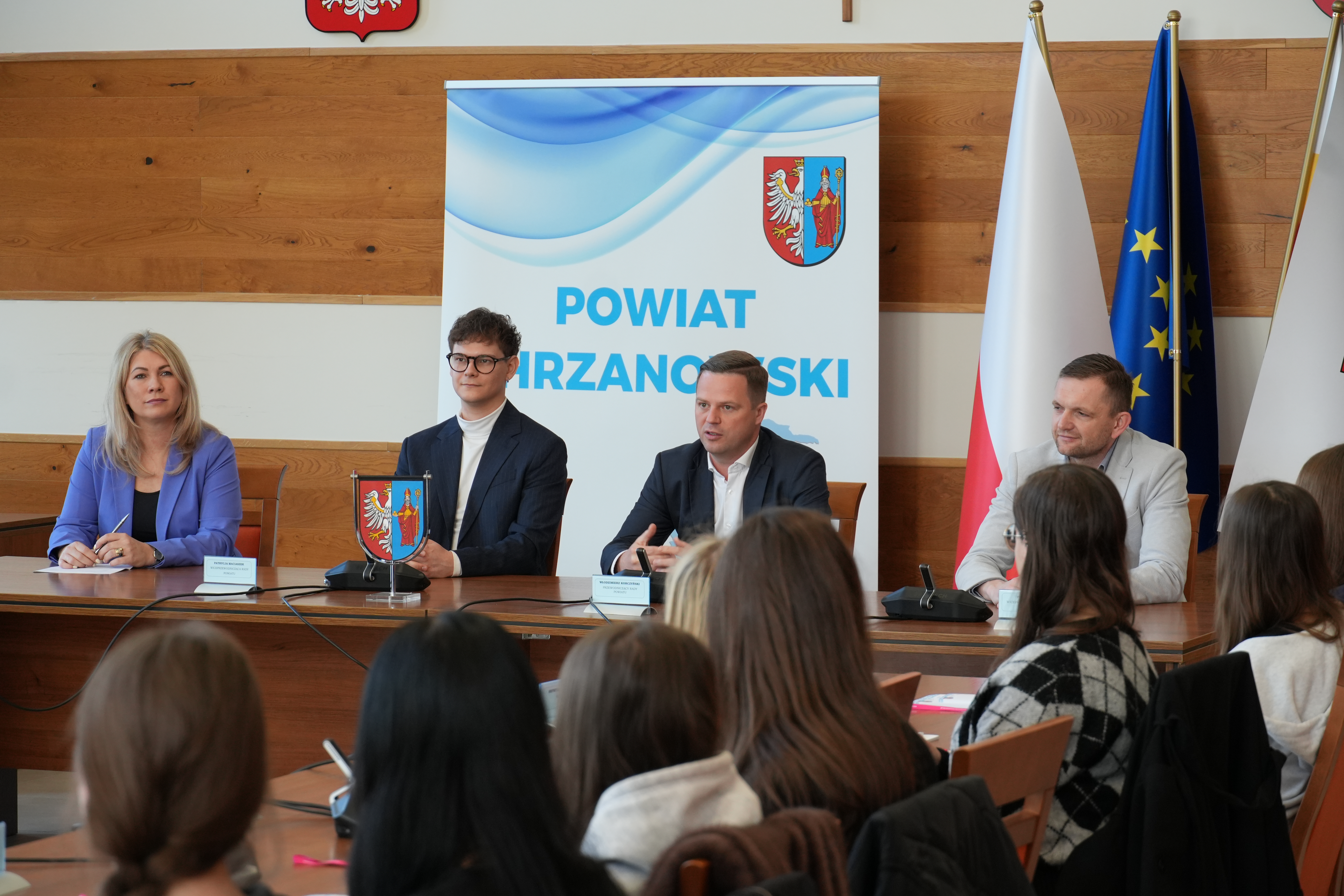 Zdjęcie czterech osób siedzących przy stole