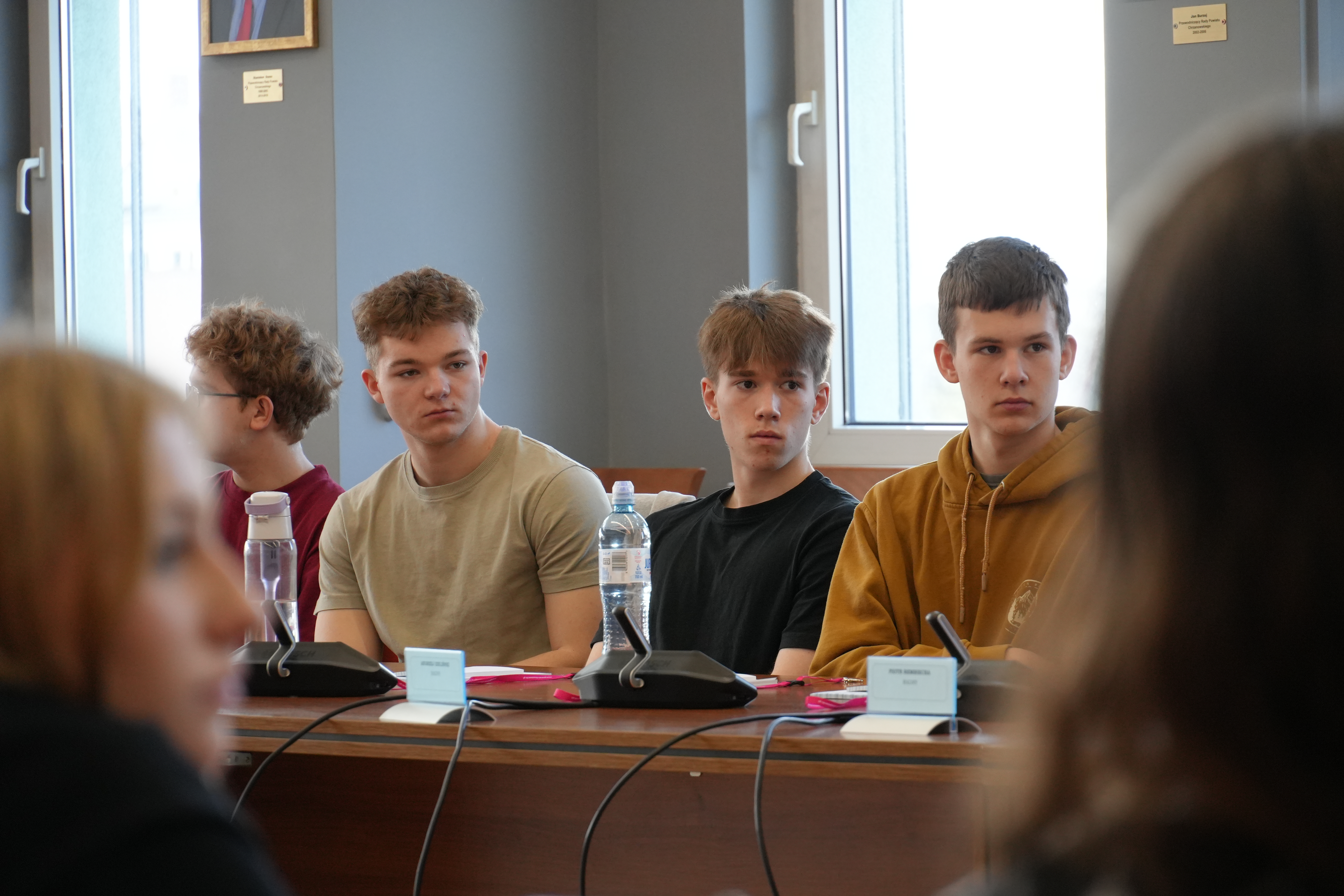 Zdjęcie trzech młodych mężczyzn siedzących przy stole