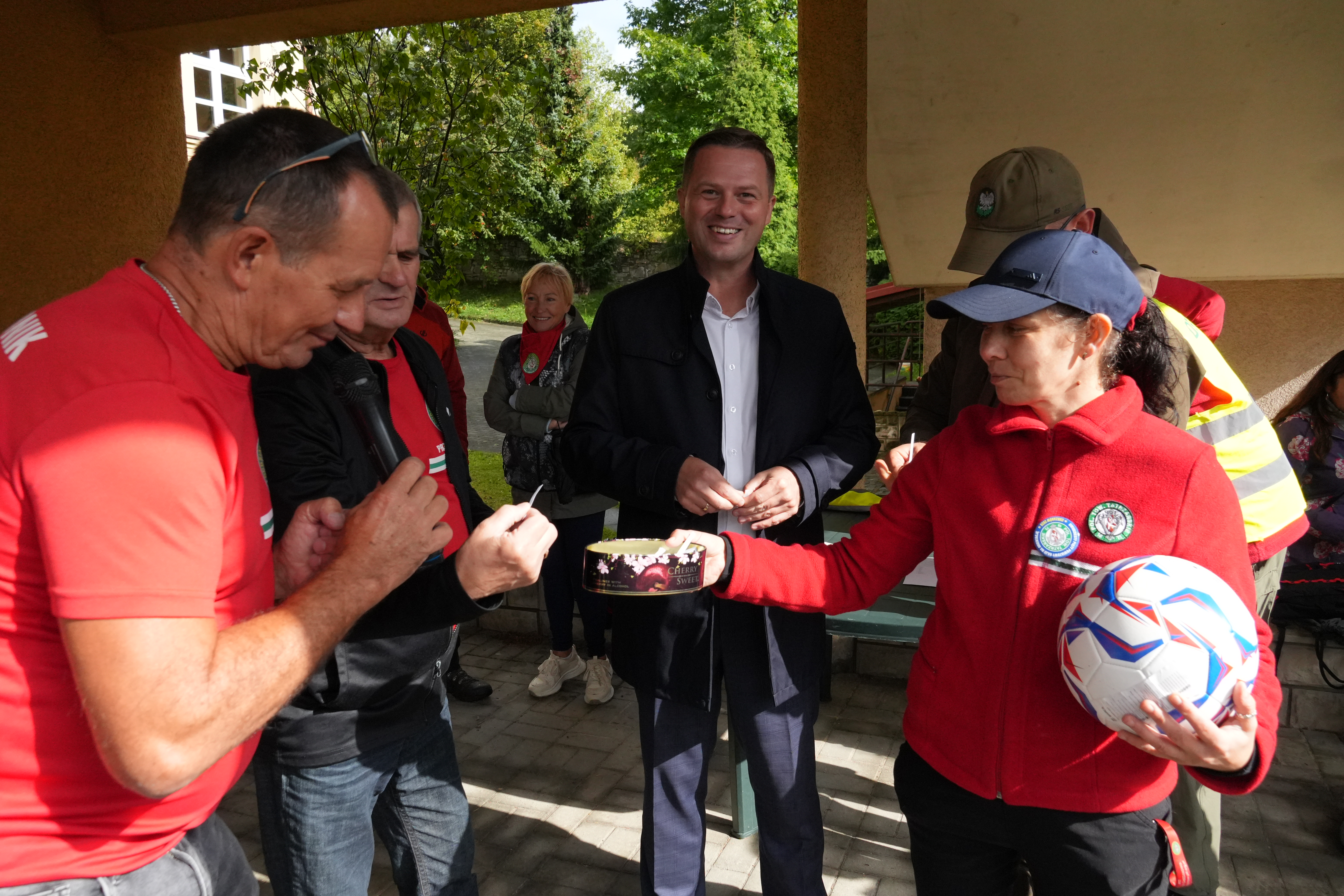 na zdjęciu odbywa się losowanie nagród dla uczestników XXV Powiatowego Rajd na Orientację 