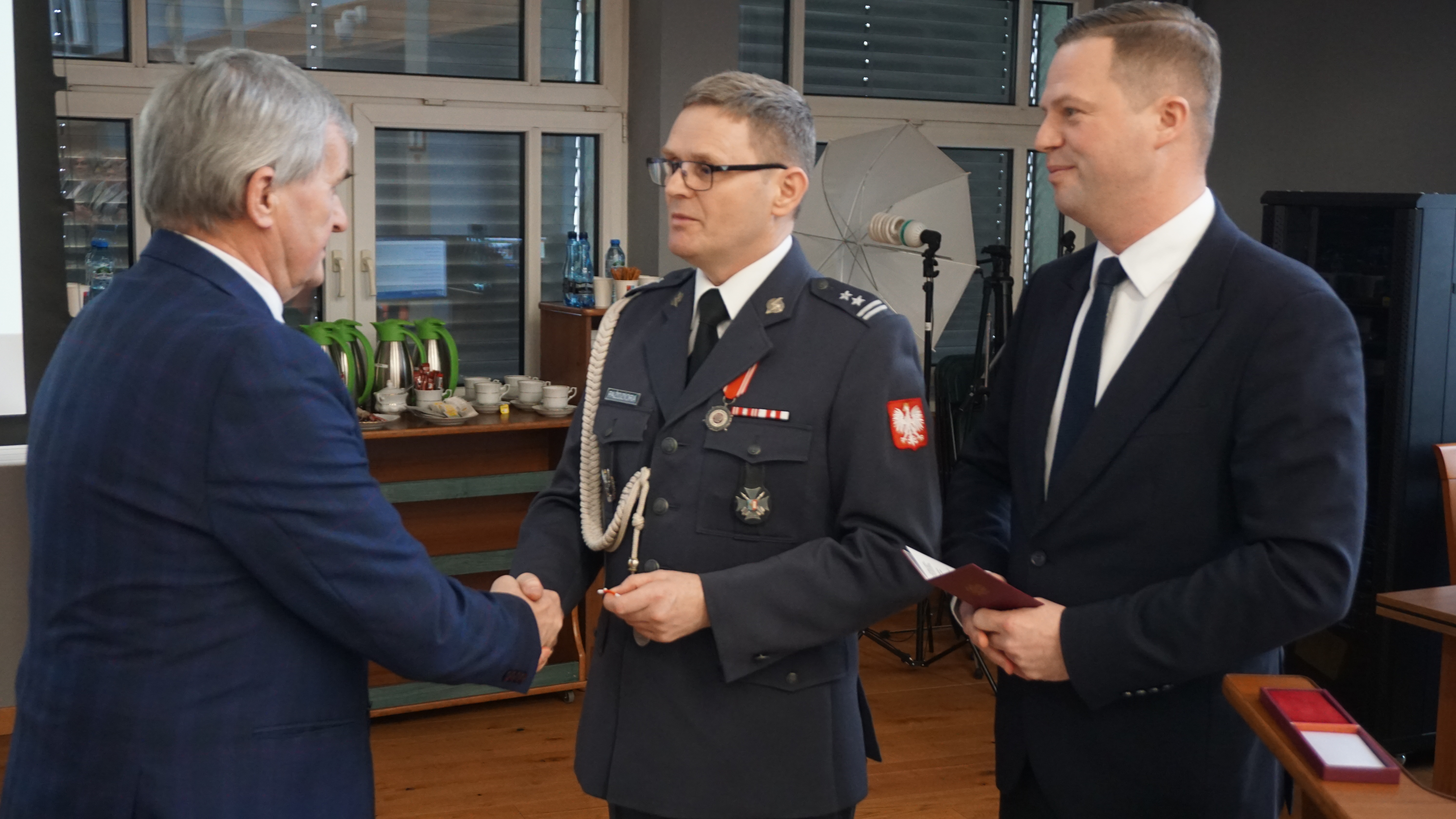 Zdjęcie trzech mężczyzn.