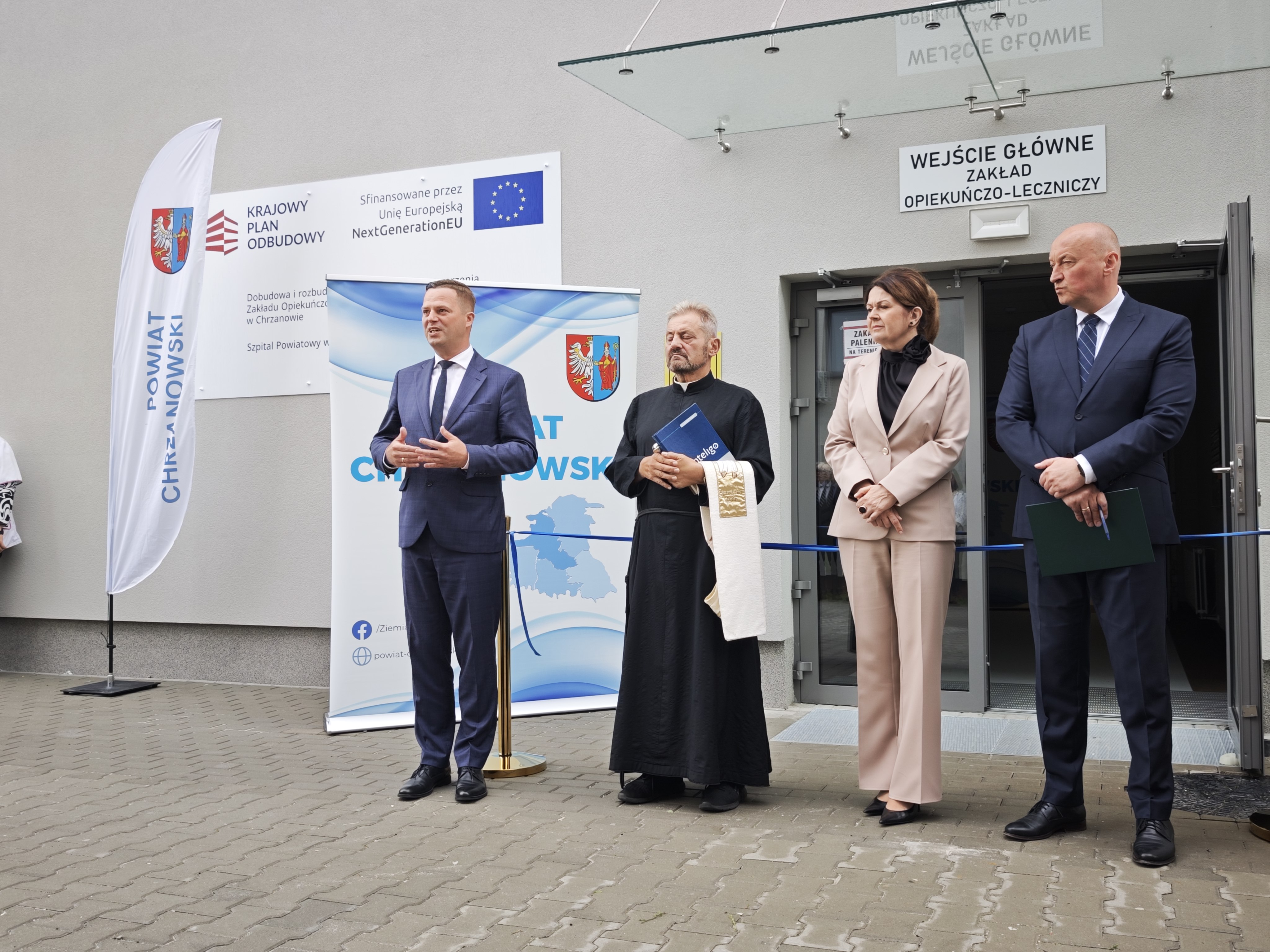 zdjęcie przedstawia salę i łóżka w ZOL-u oraz osoby (od lewej) Ewa Jędrysik, Katarzyna Janusz, Barbara Galus,  Wioletta Rudol, Bartłomiej Gębala, Artur Baranowski 