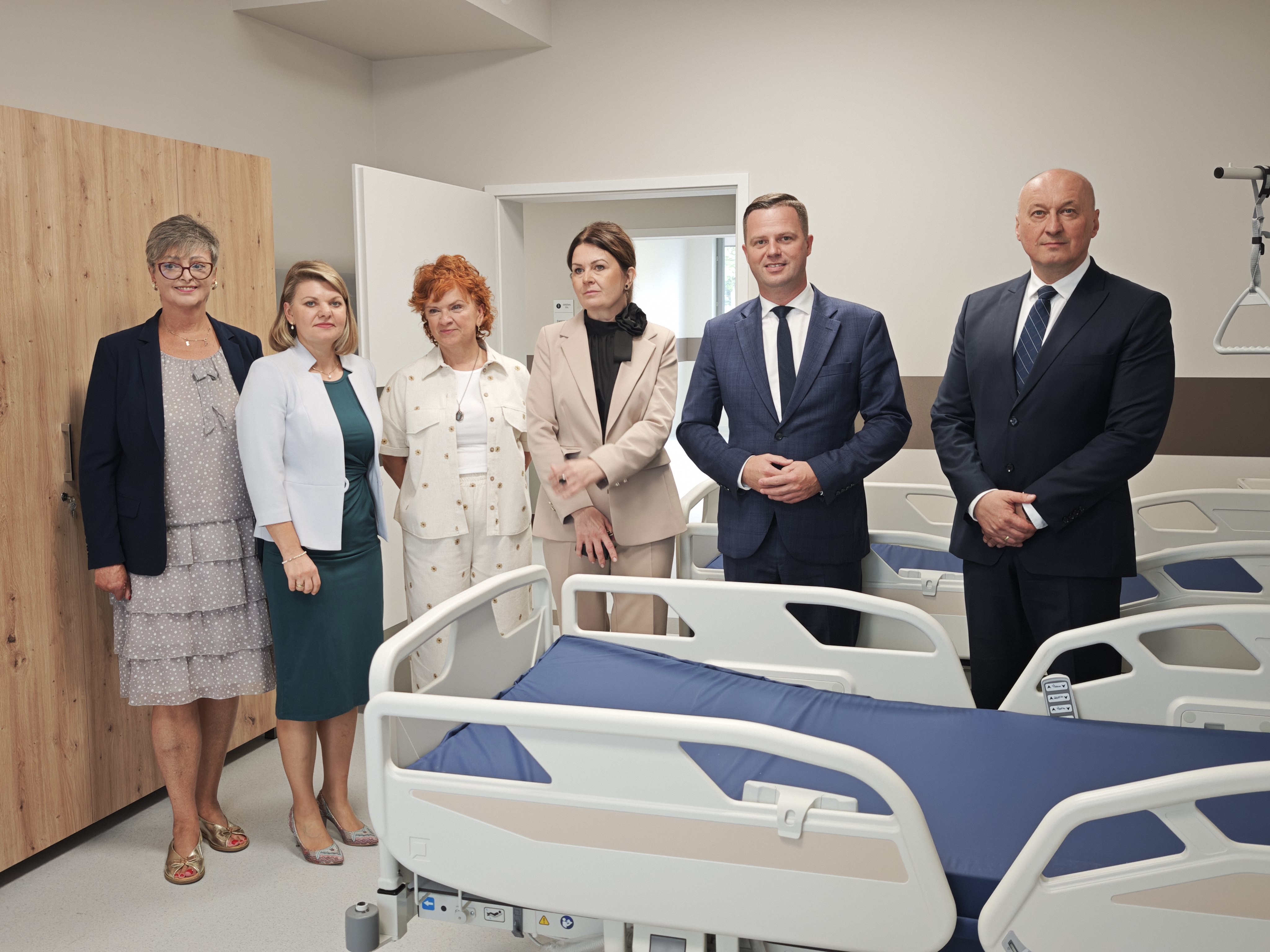 zdjęcie przedstawia wejście do budynku ZOL oraz osoby (od lewej) Bartłomiej Gębala, Ks. Edward Toman, Wioletta Rudol, Artur Baranowski 