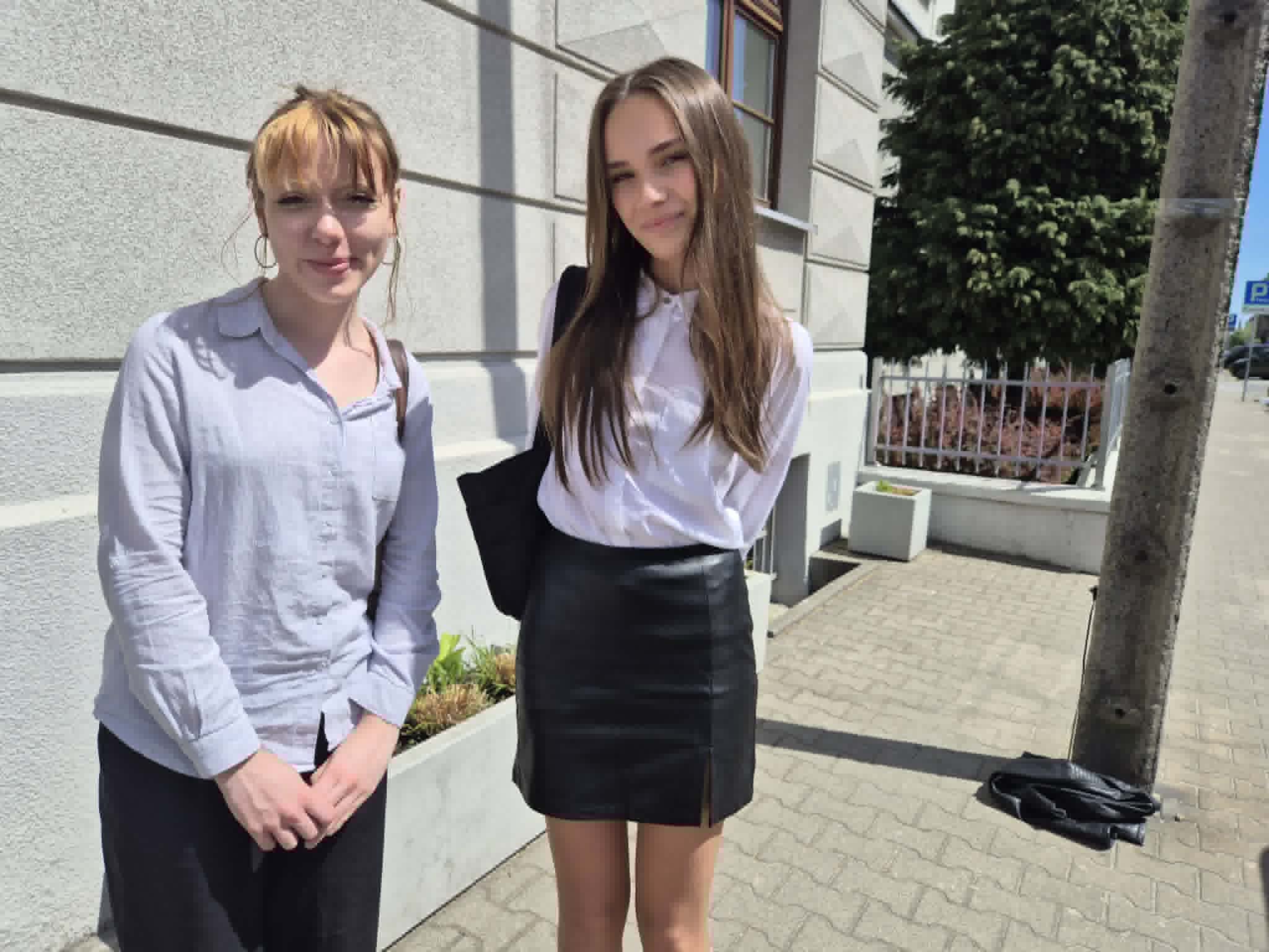 Dwie maturzystki stoją przed szkołą