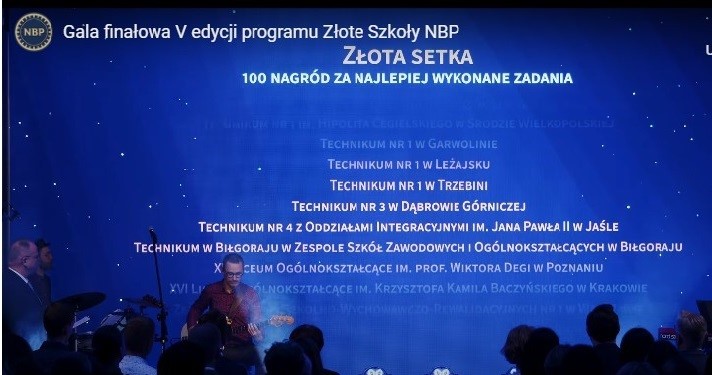 Zdjęcie prezetnacji z nazwami wyróżnionych szkół.