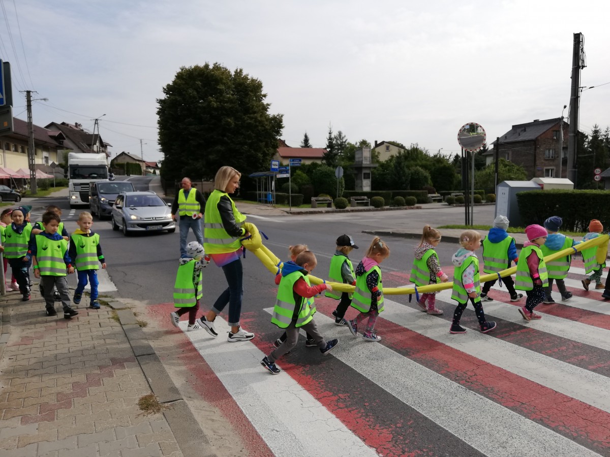 Dzieci przechodzą przez jezdnię 