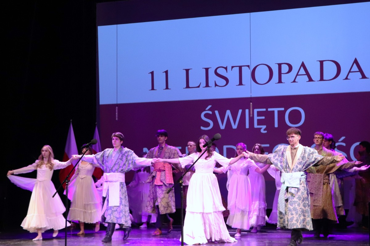 Młodzież w strojach z epoki tańczy poloneza 