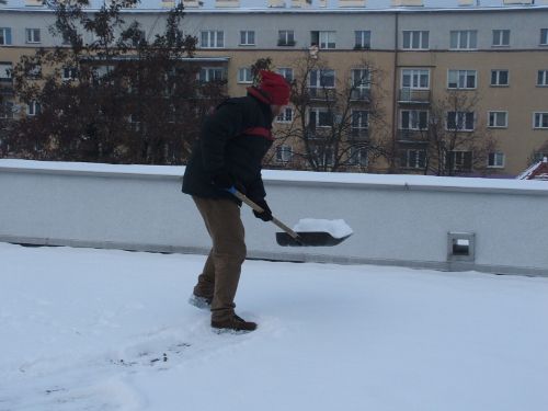 Usuń śnieg z dachu, dbaj o bezpieczeństwo, uniknij kary