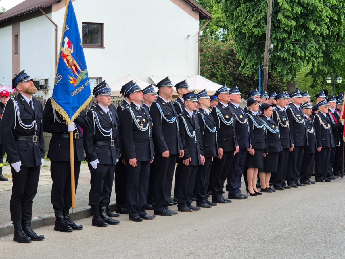 Strażacy z Libiąża stoją na drodze przed remizą
