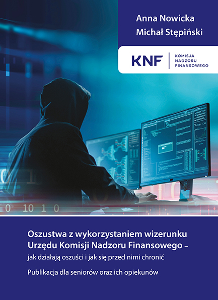 Postać w kapturze przed monitorem 