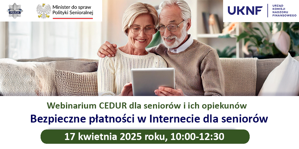 Kobieta w białym swetrz i okularach i mężczyzna w beżowym swetrze i okularach w wieku senioralnym siedzą na beżowej kanapie i trzymają w ręce tableta.