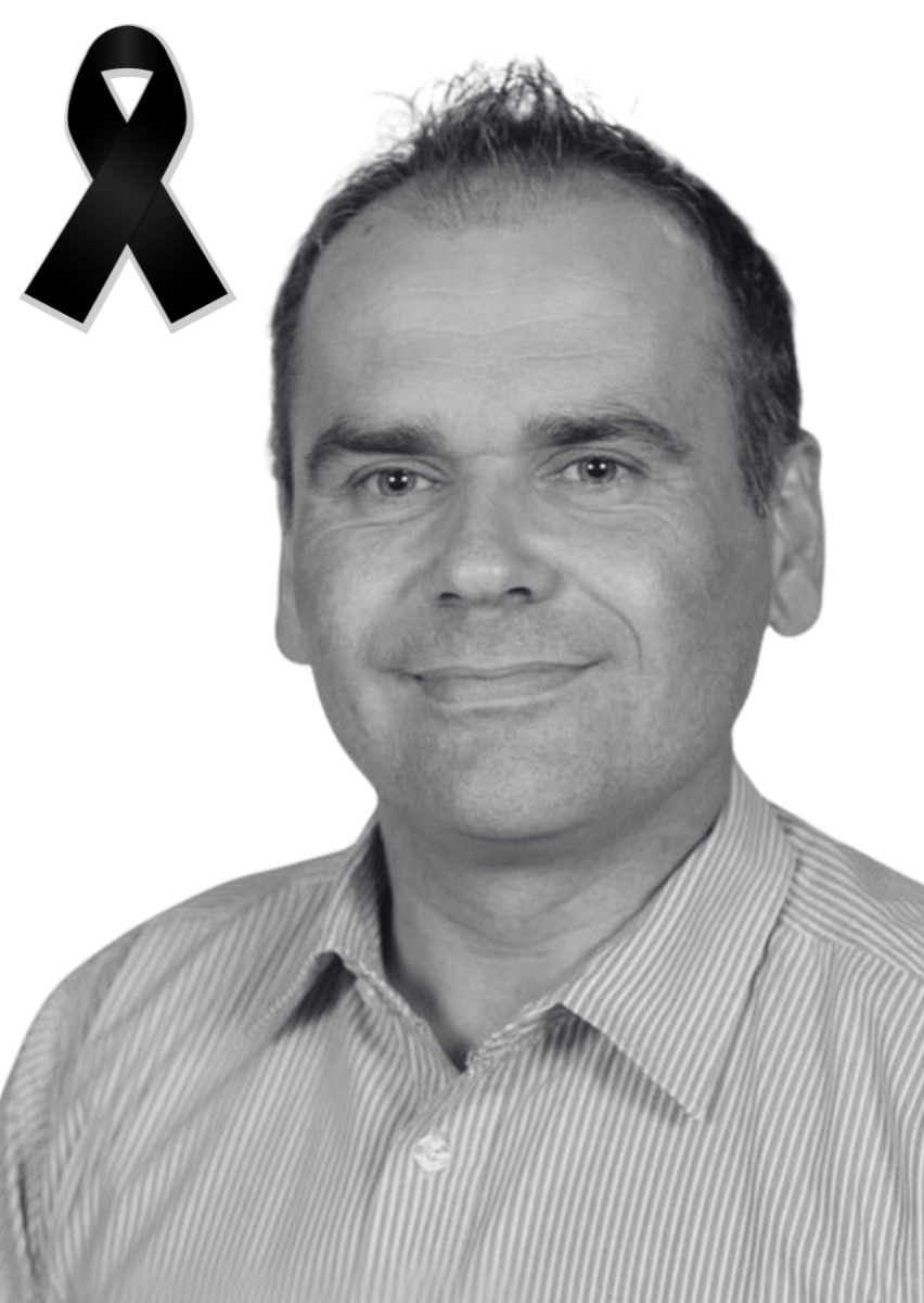 Czarno-białe zdjęcie mężczyzny. W lewym górnym rogu czarna wstęga.