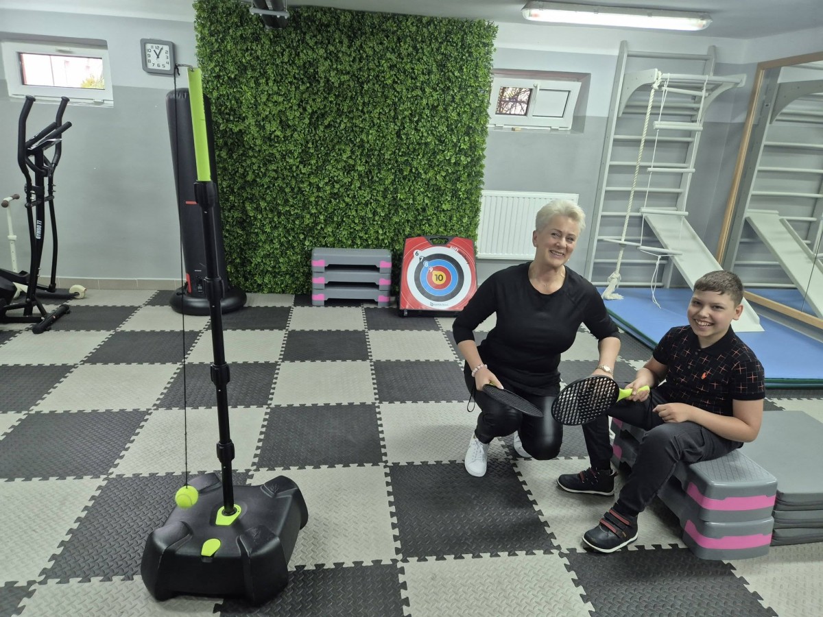 Nauczycielka oraz uczeń w sali do ćwiczeń